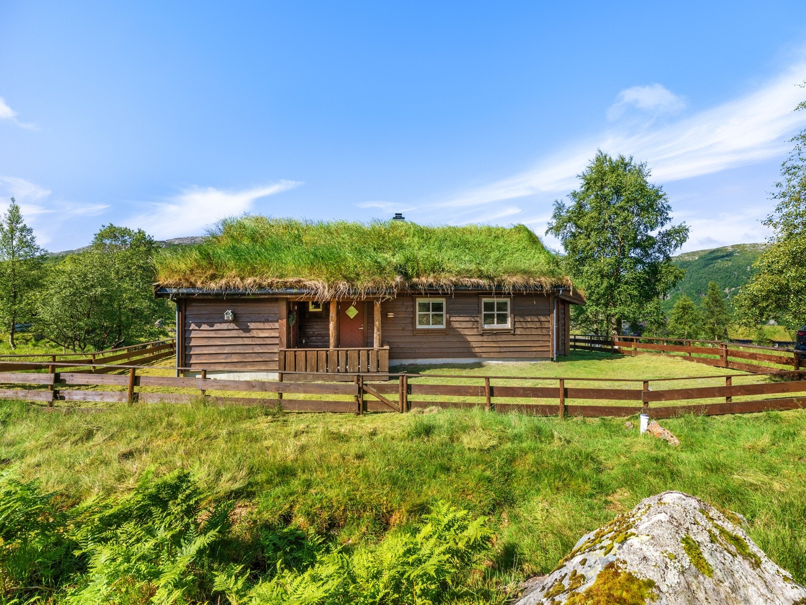 Godt takutstikk ved inngangsparti og skibod. Galleribilde