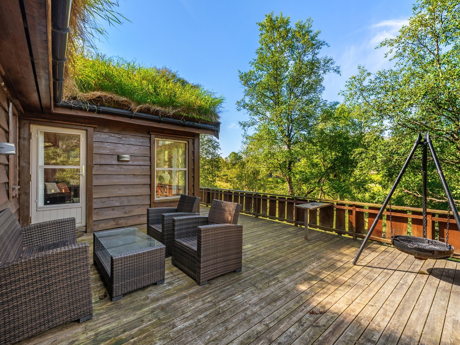 Terrassen til bålkossen på ettermiddaggen tilknyttet stuen. Galleribilde