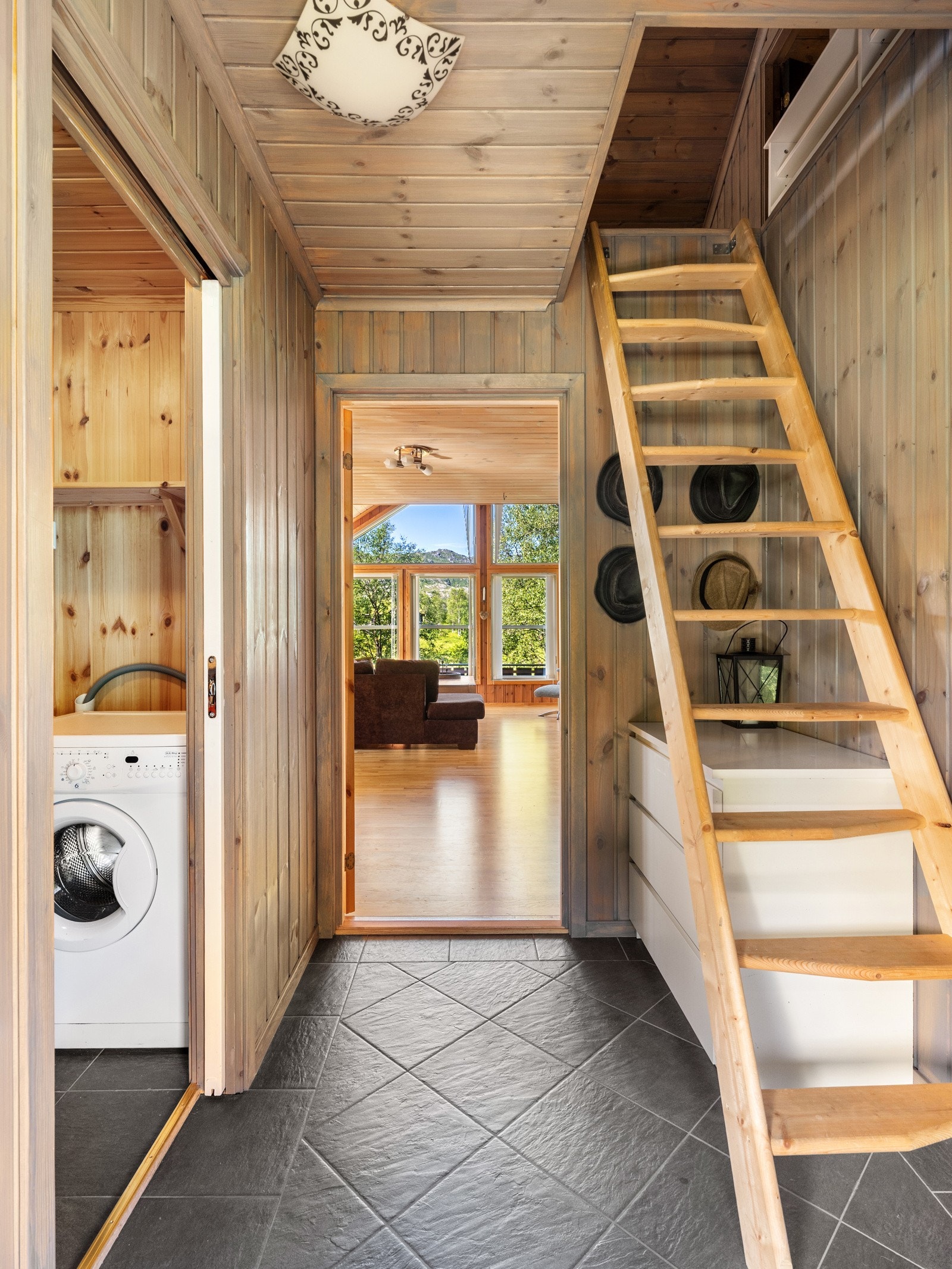 Hemsen er delt i to rom. Galleribilde