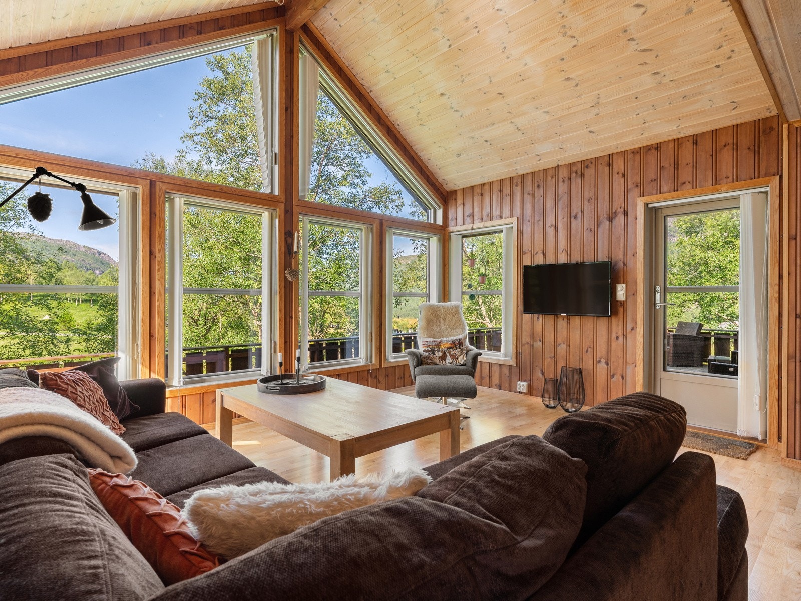 God takhøyde med himling helt til mønet og rikelig med vinduer mot naturskjønn utsikt. Galleribilde