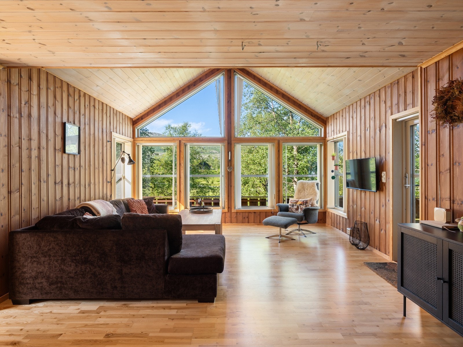 Innholdsrik og innbydende hytte. Galleribilde