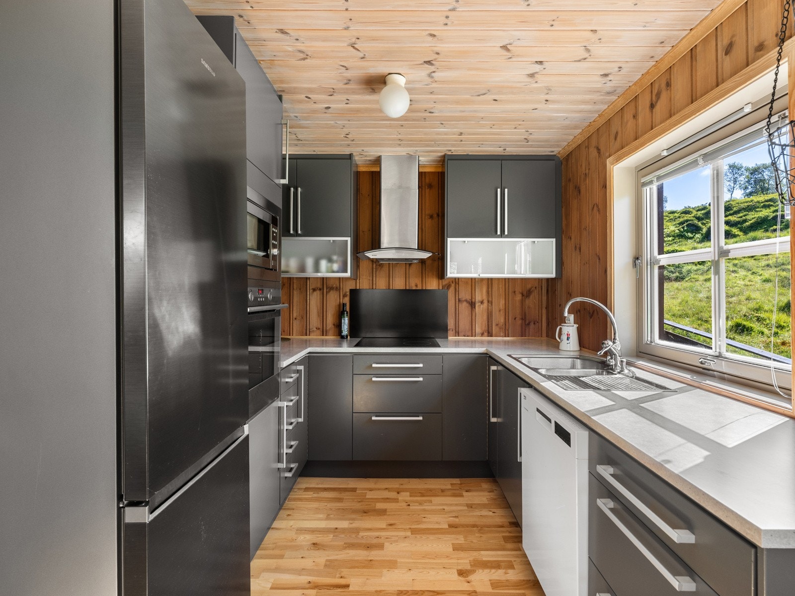 Praktisk og tilrettelagt i hesteskoformasjon med integrert platetopp samt stekeovn og micro i arbeidshøyde. Galleribilde