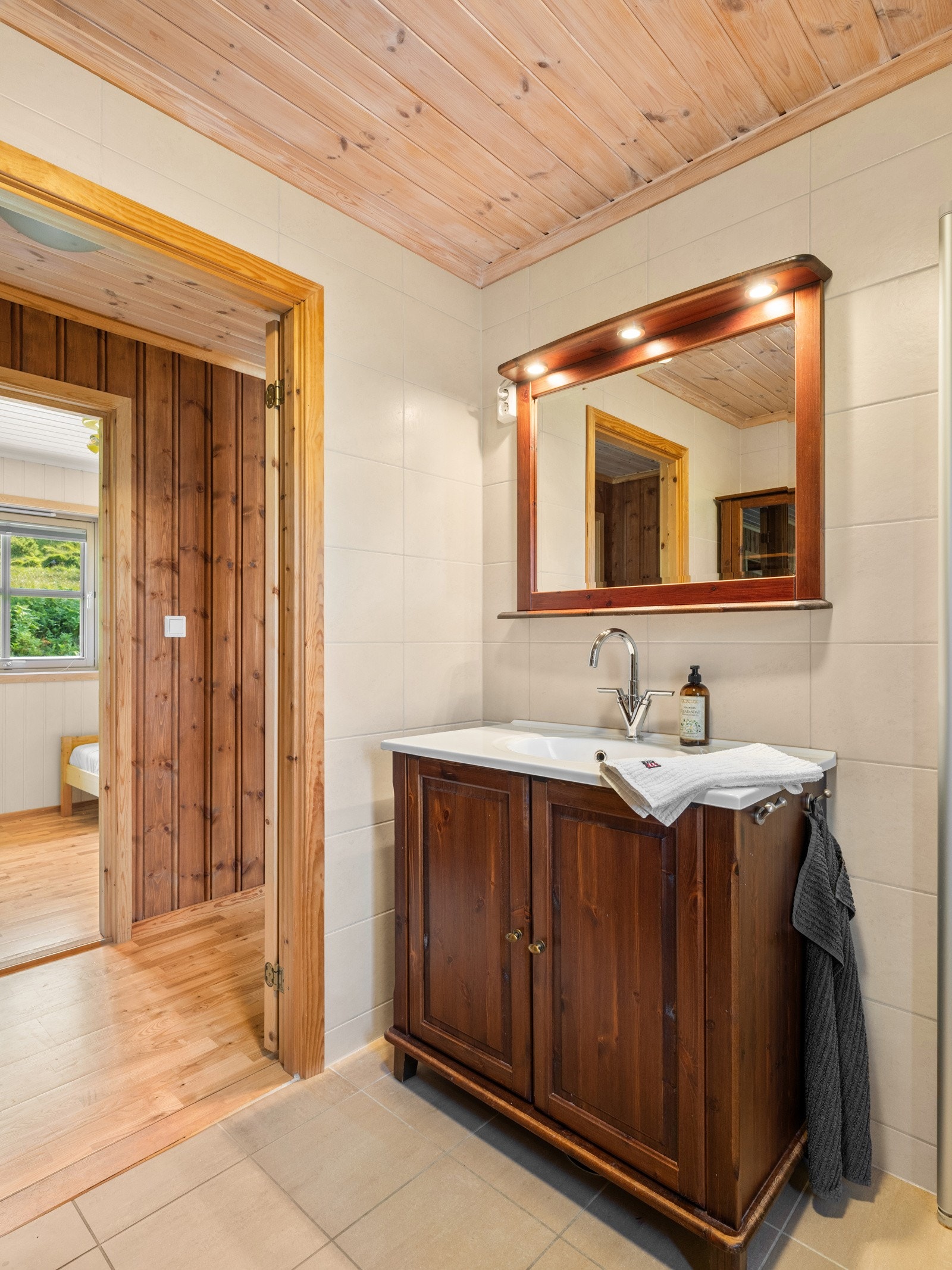 Servant i seksjon med matchende gulvskap som passer hyttestilen. Galleribilde