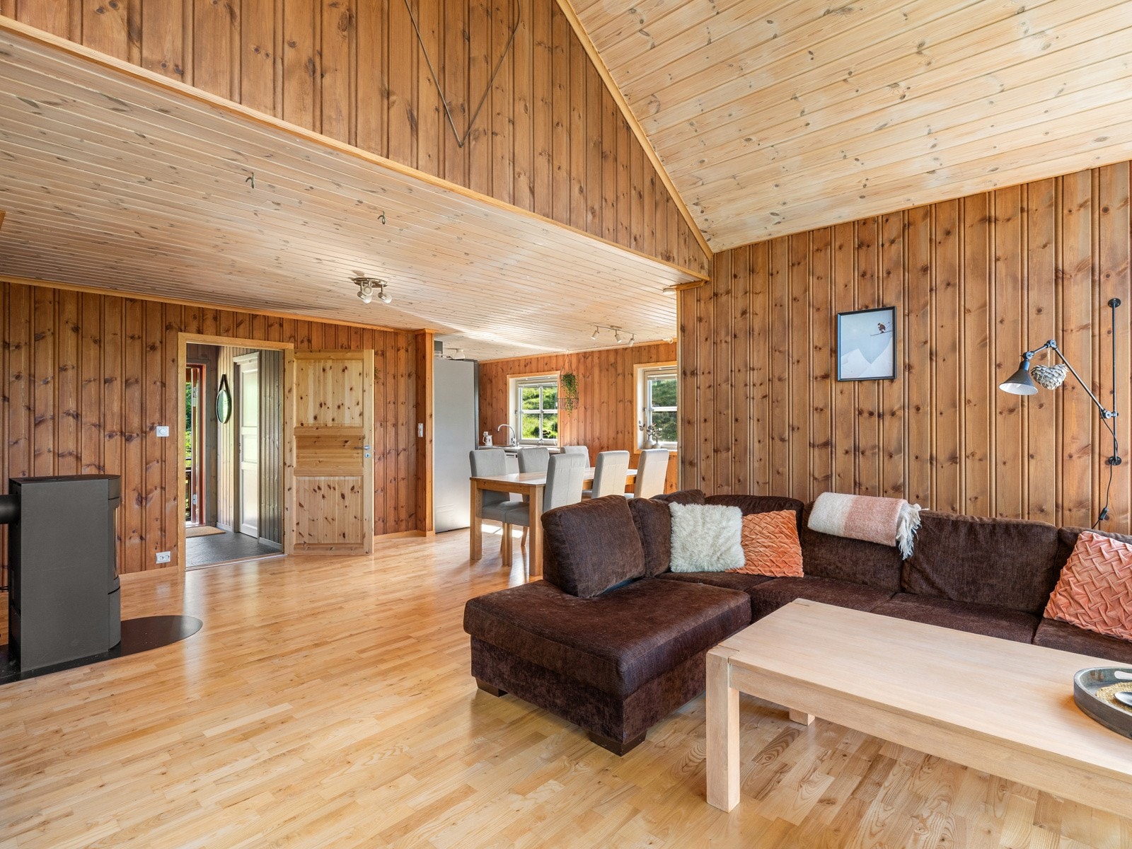 Lunt interiør med beiset panel og parkett. Galleribilde