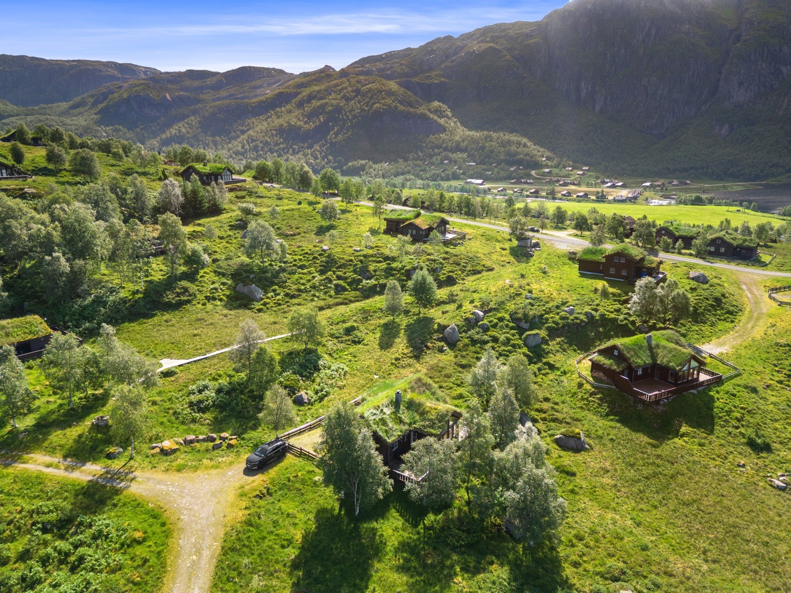 Om sommeren parkere en ved egen dør. Om vinteren parkere en ved vegen nedenfor og går ca. 200 meter opp til hytta. Galleribilde