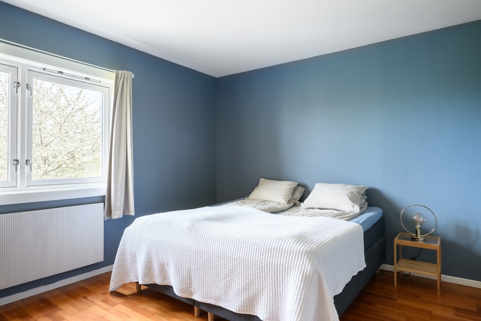 Hovedsoverom med plass til dobbeltseng og garderobeløsning. Galleribilde