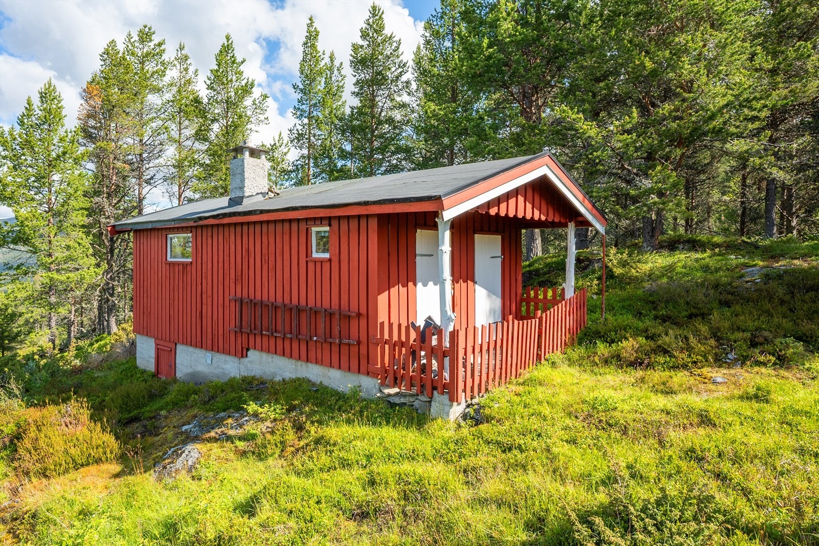 Det er også et uthus/anneks på eiendommen. Galleribilde