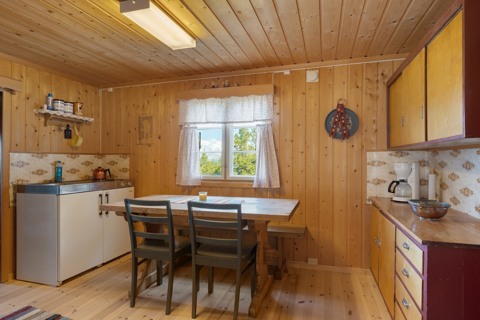 Kjøkkenet er romslig, med plass til et godt kjøkkenbord. Galleribilde