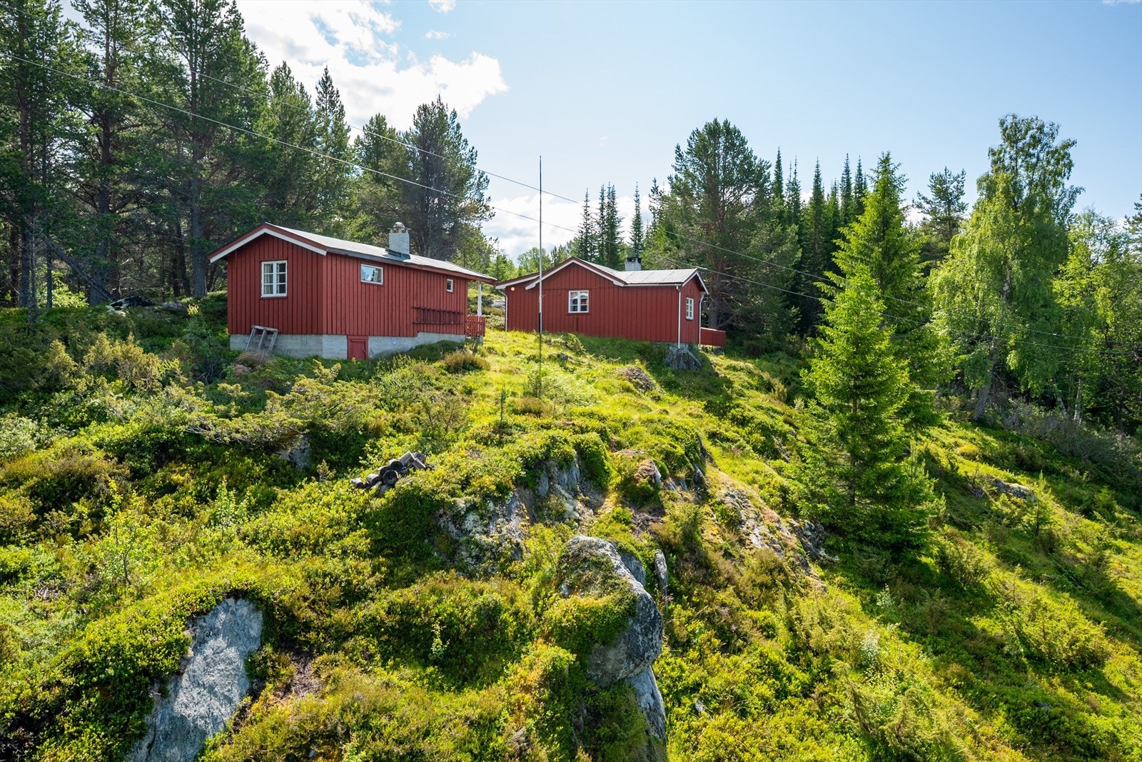 Eiendommen er på litt over 2 mål, og har naturtomt. Galleribilde