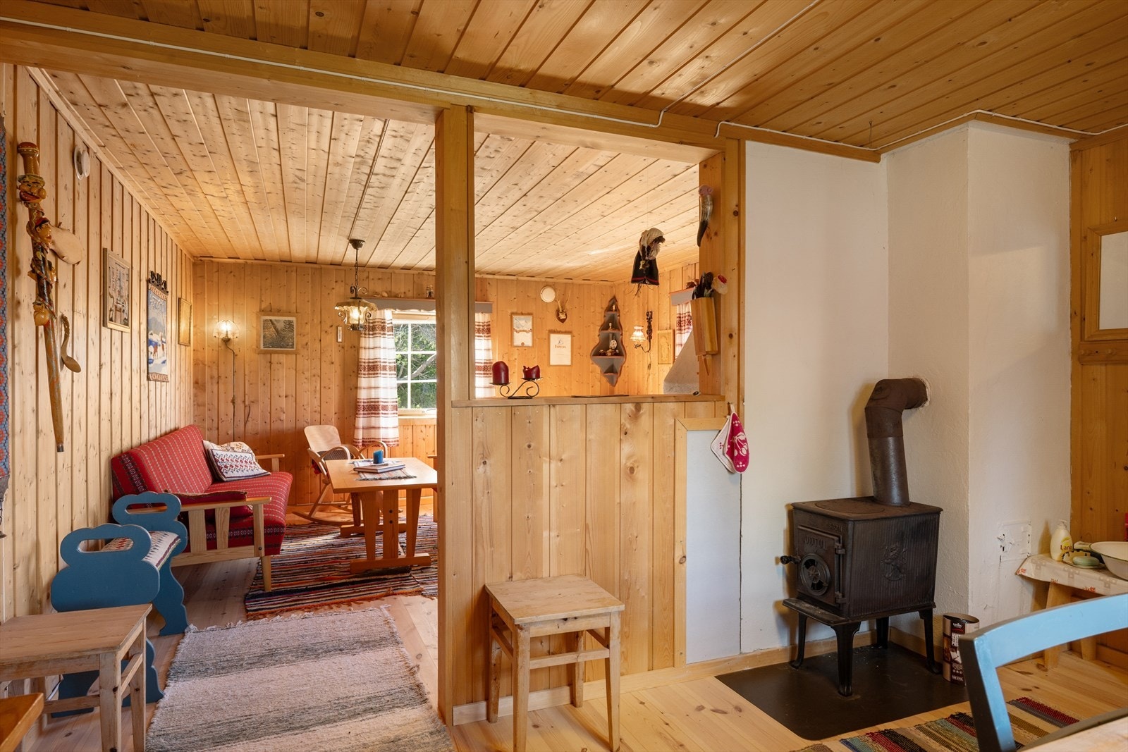 Mellom kjøkkenet og stue er det en delvis åpen løsning, som gir en god romfølelse. Galleribilde