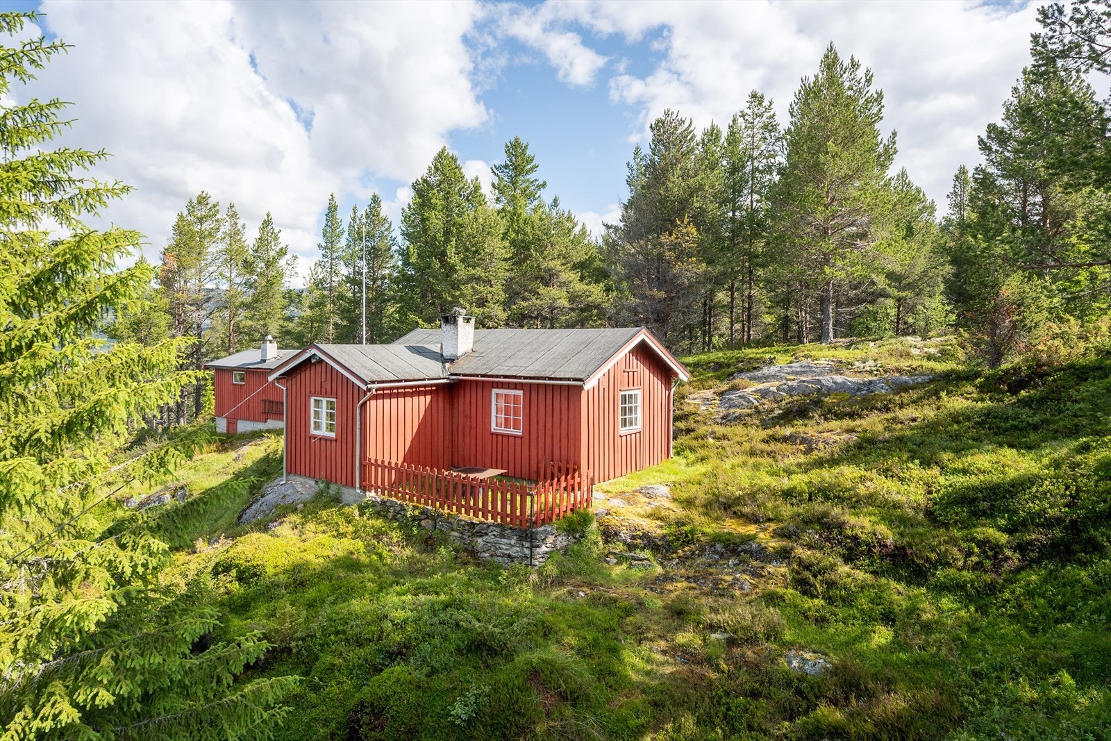 En hyggelig fritidseiendom beliggende i naturskjønne områder på Raphamn. Galleribilde