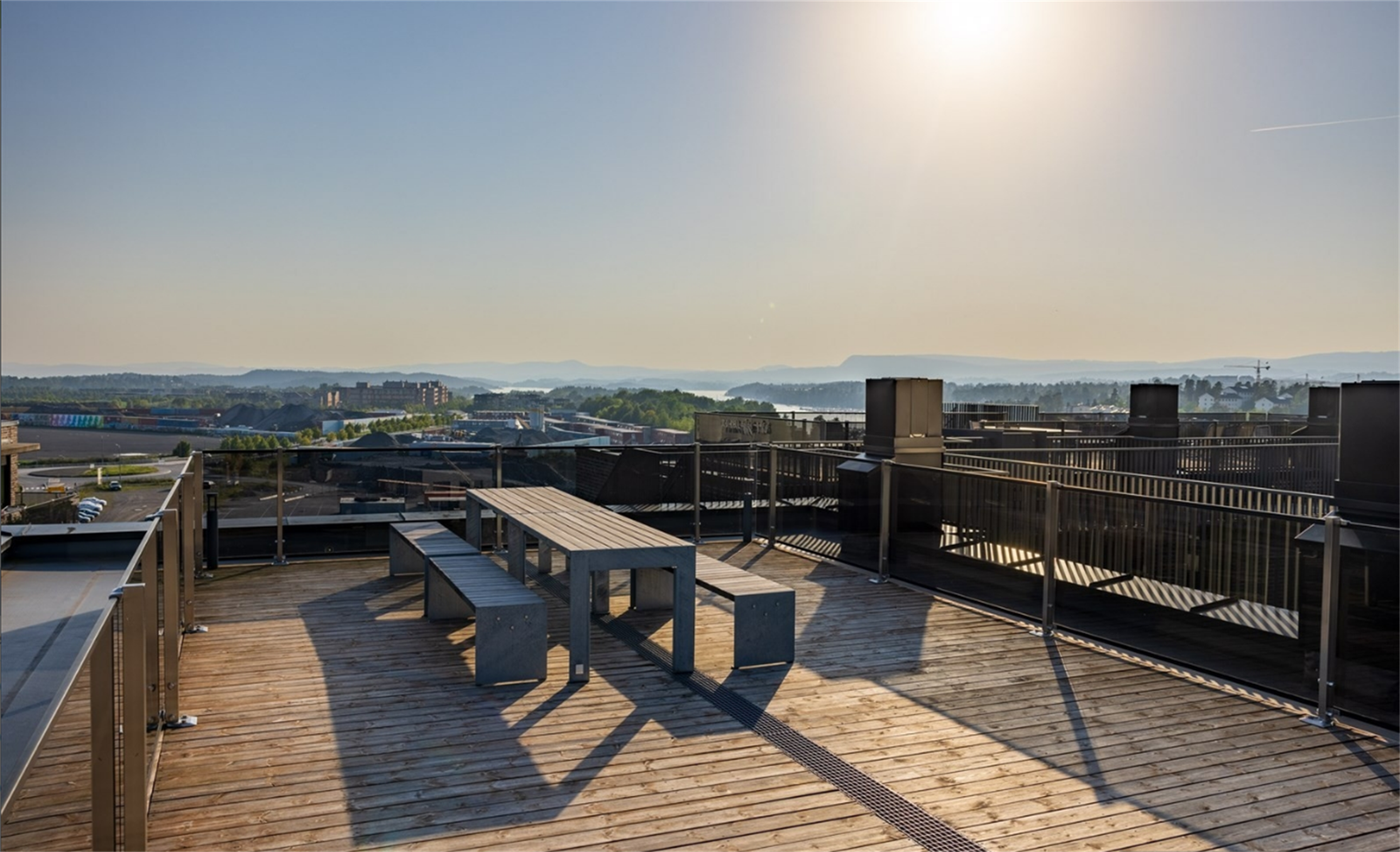 Nyt 360 graders utsikt med nydelige solforhold fra felles takterrasse. Galleribilde