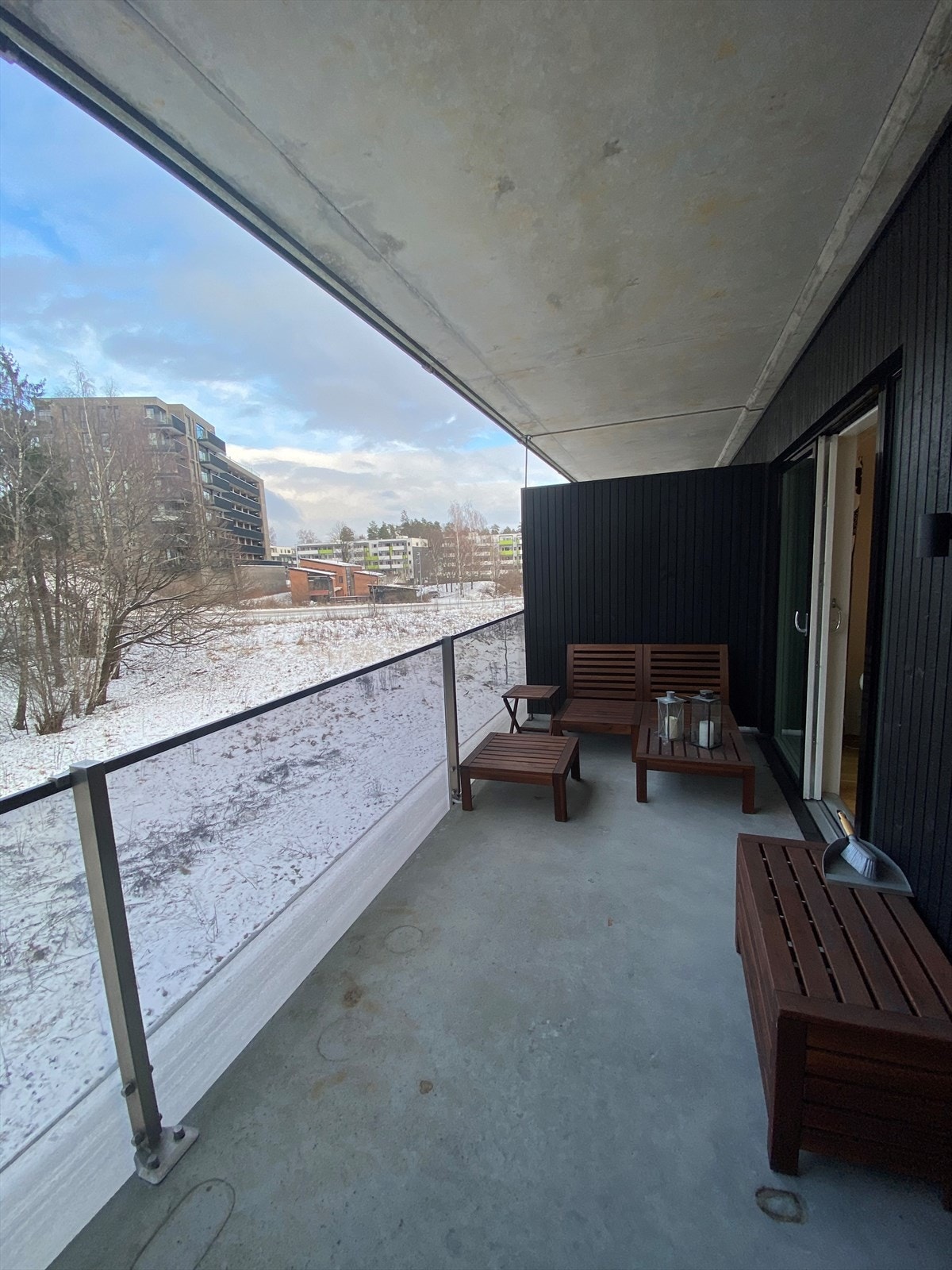 Romslig balkong med utemøbler og strømuttak. Galleribilde