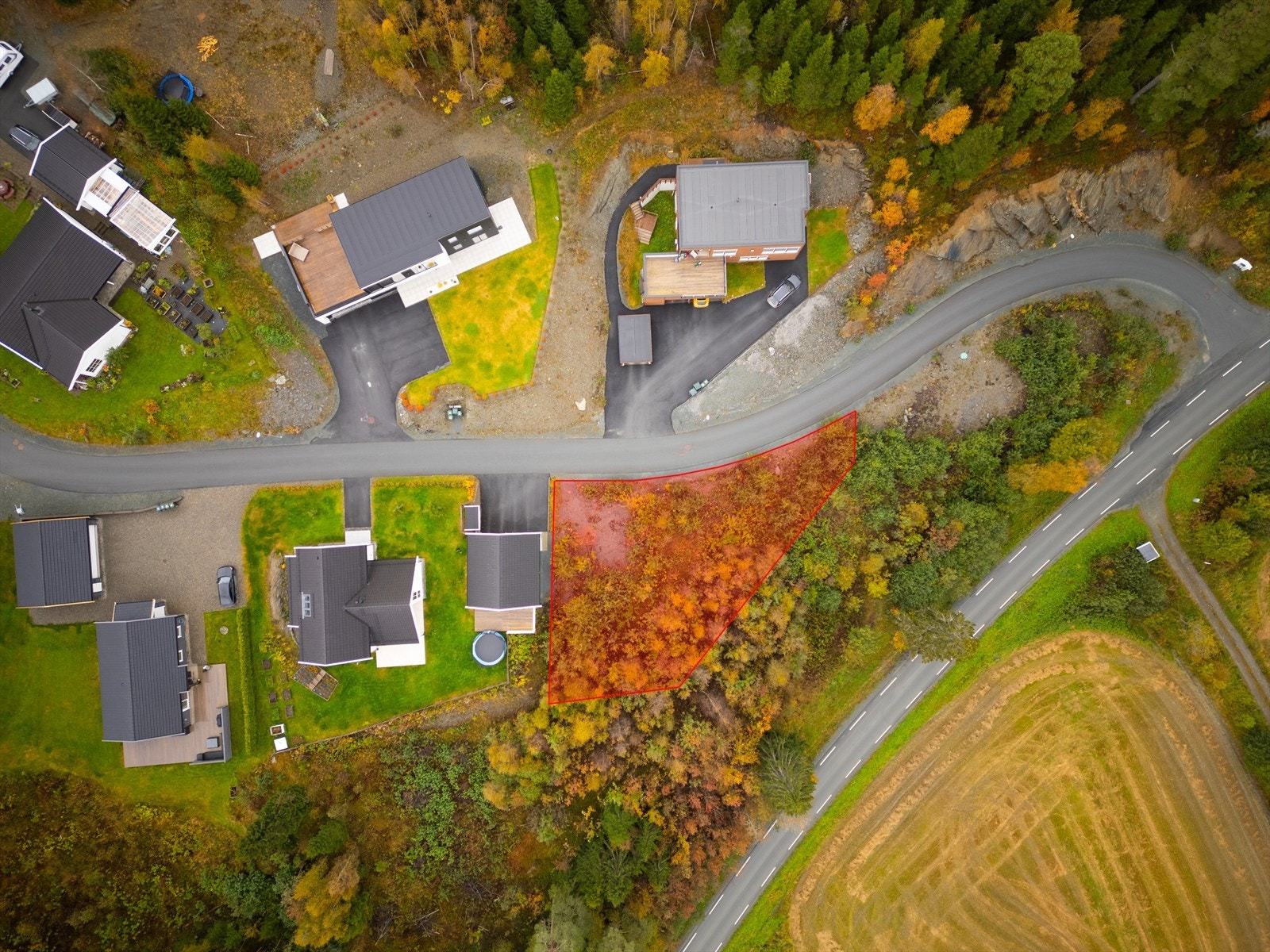 Fjæremsåsen boligfelt ble regulert med 7 eneboligtomter i 2016. Den siste tomta i enden av feltet er nå klar for ny eier. Galleribilde