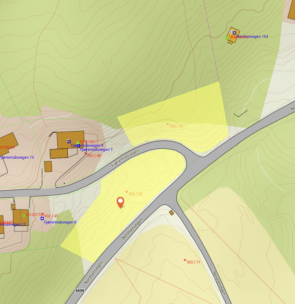 Eiendommen består av to gnr. og bnr., fordelt på tre store teiger. Avbildet eiendom kart viser tomtegrenser til bnr. 35 som grenser delvis til den regulerte boligtomta. Galleribilde
