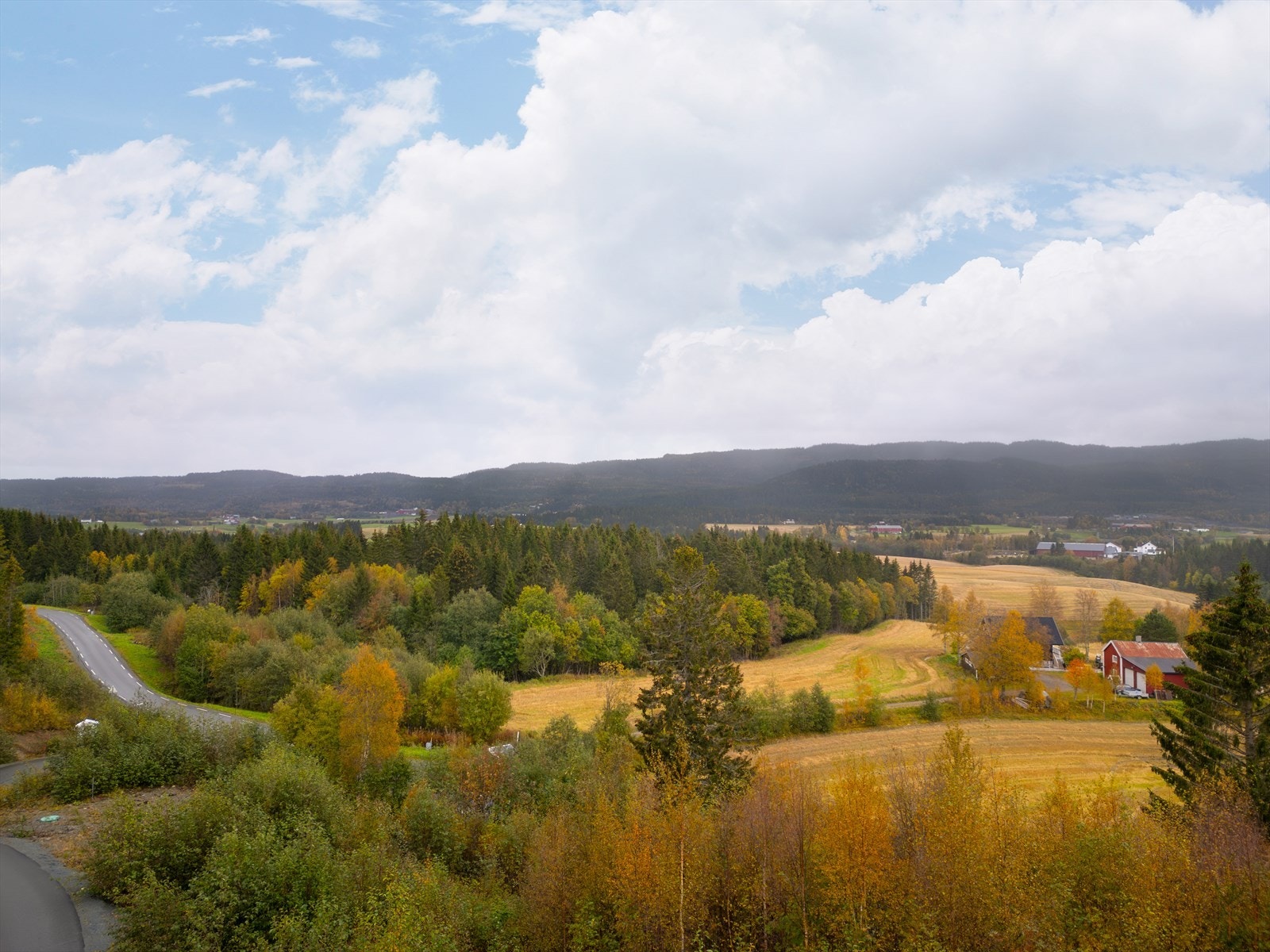 De fleste servicefunksjoner ligger innenfor en radius på 5km. Det er ellers bussforbindelse til barne- og ungdomsskole. Galleribilde