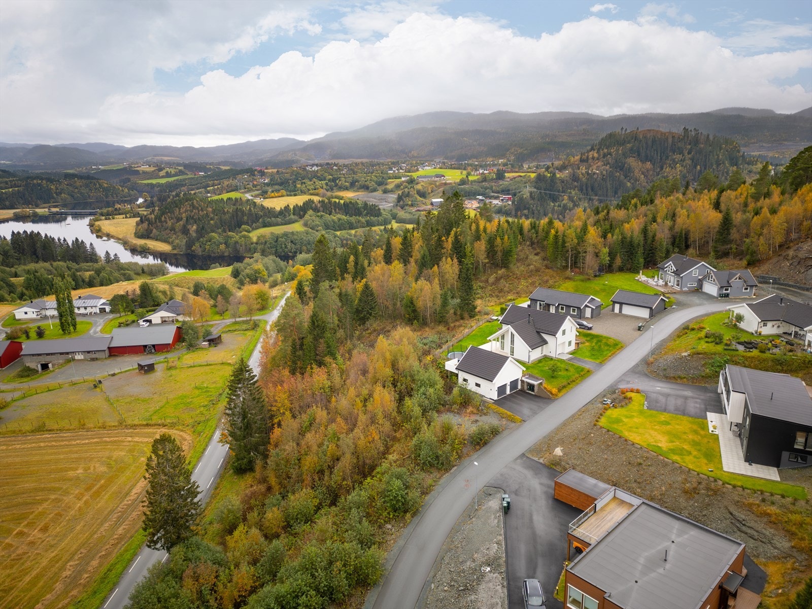 Oversiktsbilde - Nærområdet er dominert av landbrukseiendommer, dyrket mark og skog. Galleribilde