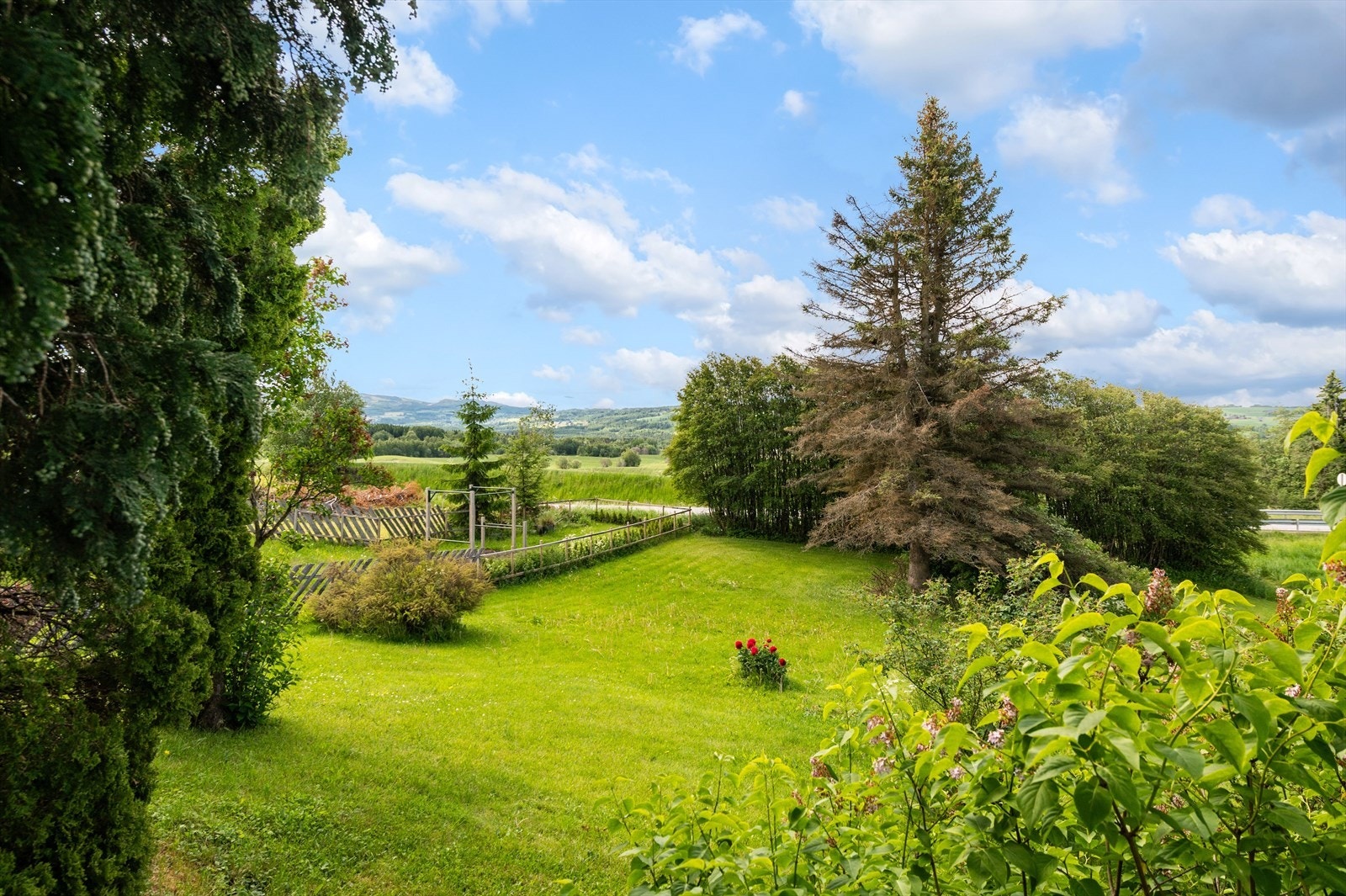 Eiendommen har stor hage med mye potensialet. Galleribilde