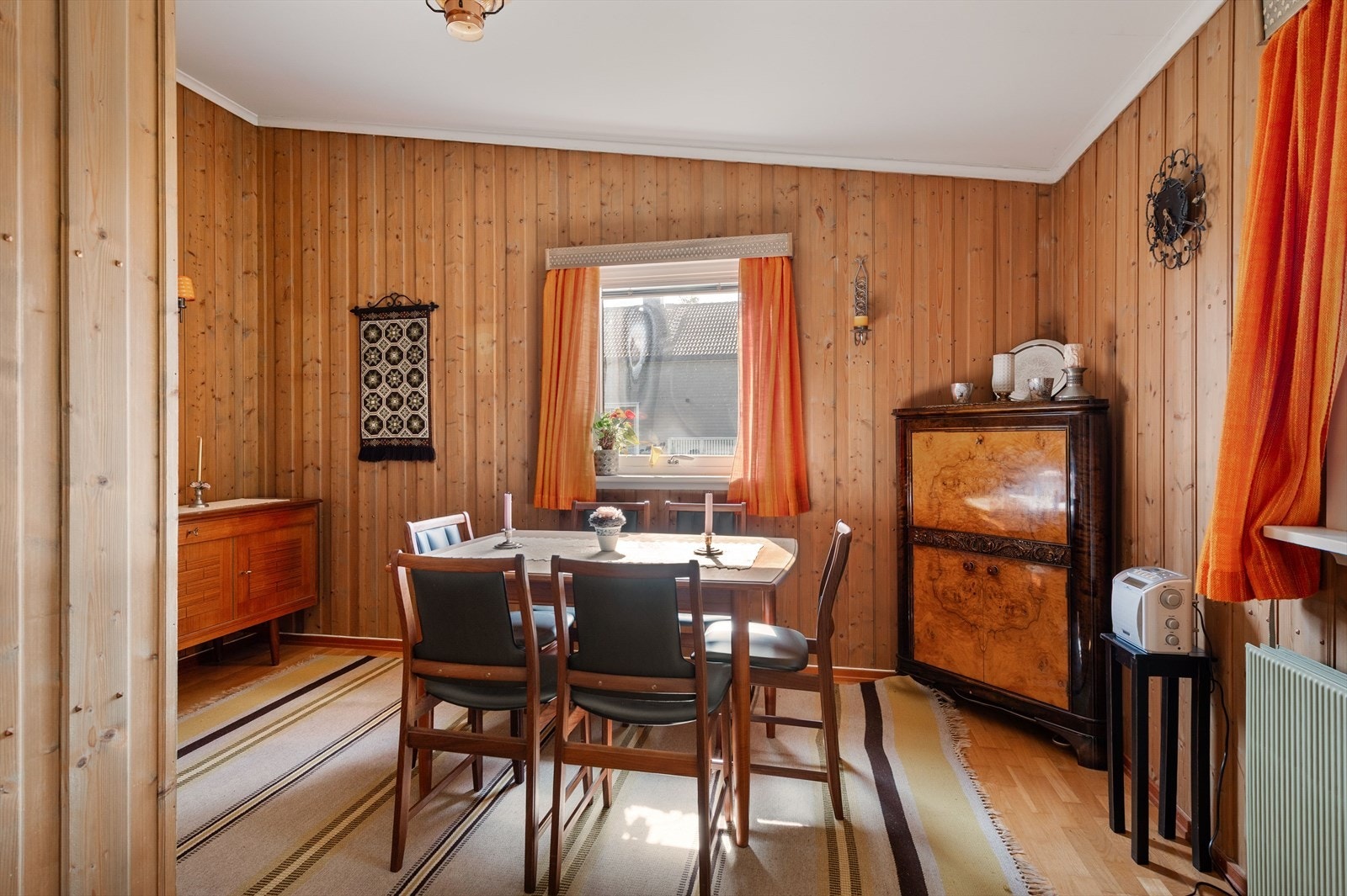 Spisestue/soverom. Galleribilde