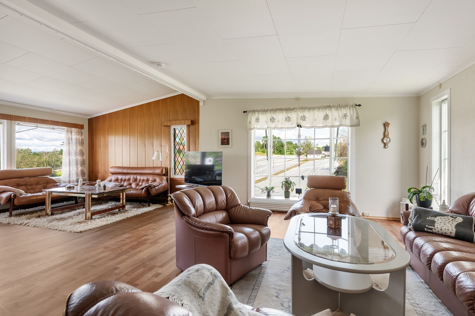 Romslig stue med flere soner. Galleribilde