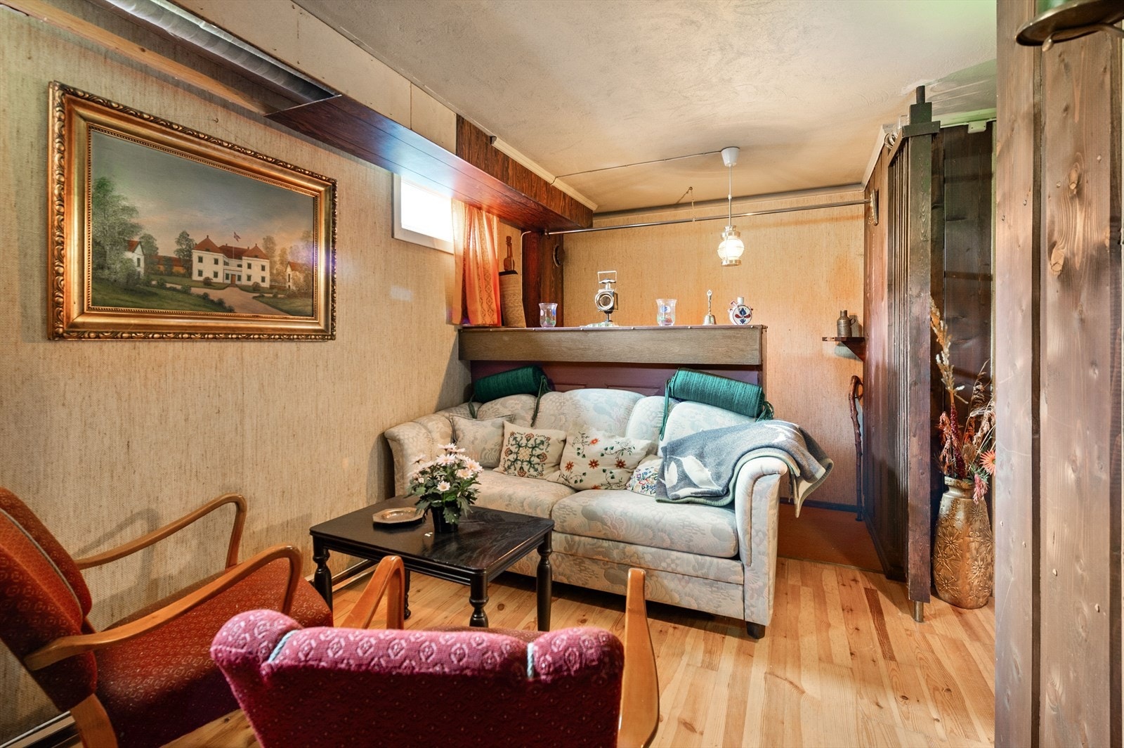 Kjellerstue med bar for sosiale samlinger. Galleribilde