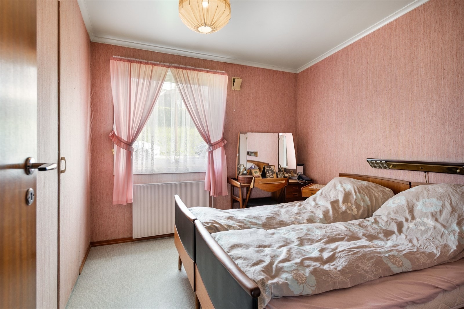 Soverom 1. Soverommet har romslig garderobe. Galleribilde