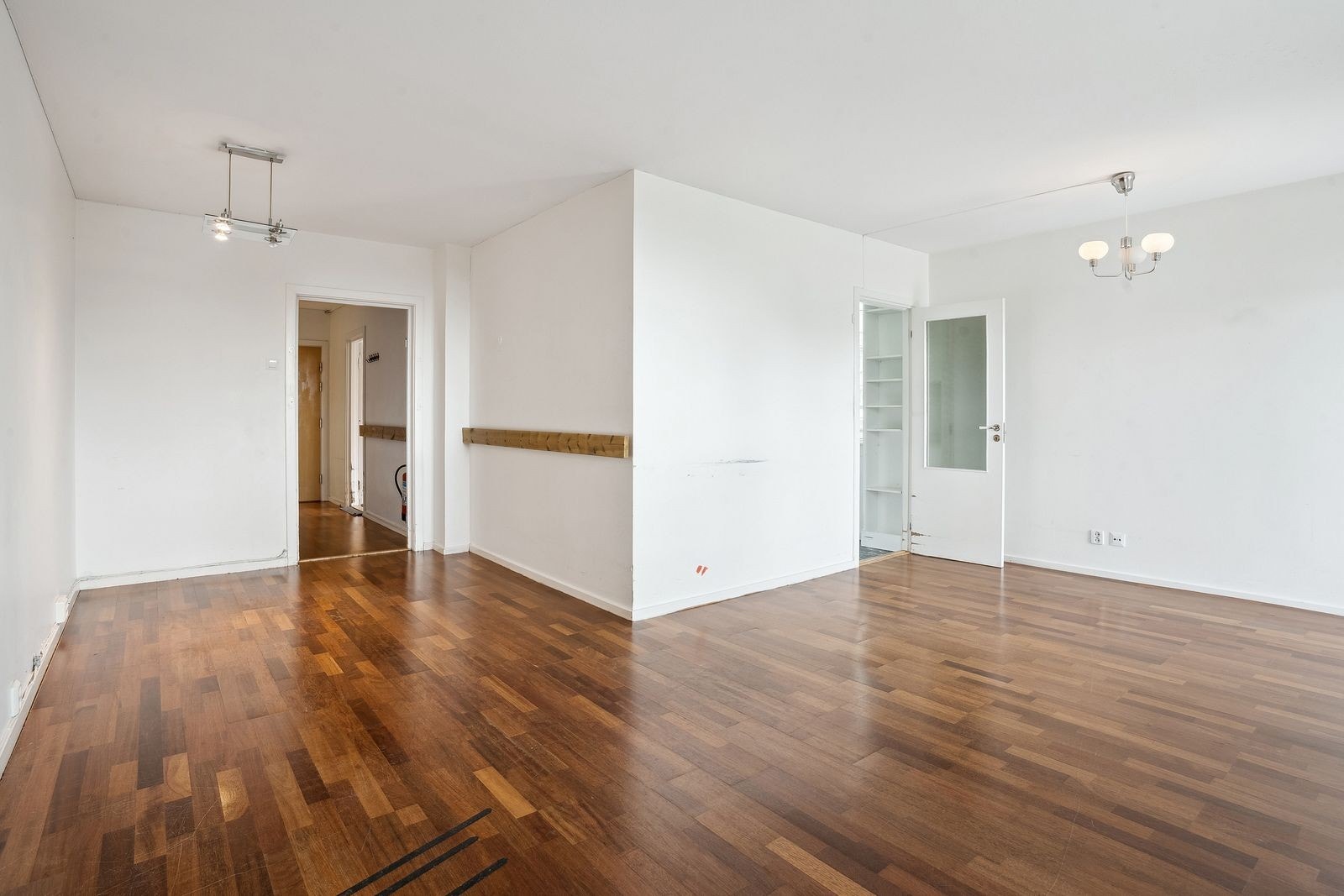 Stue - romslig og stor med utgang til balkong Galleribilde