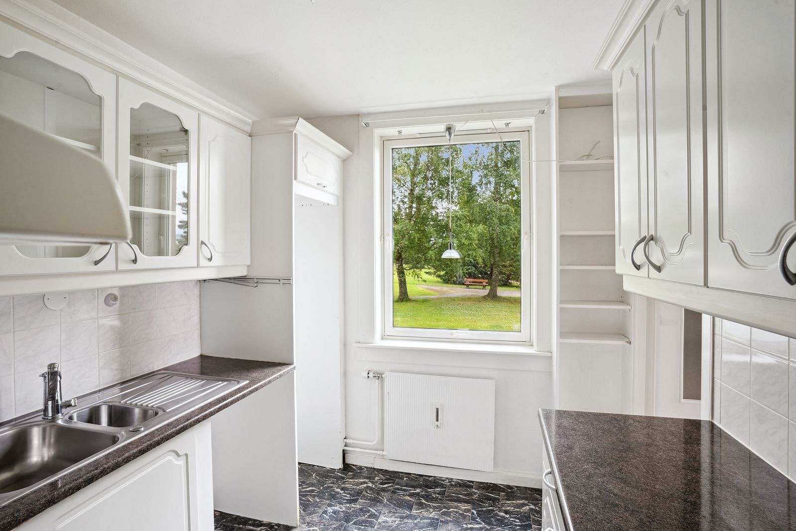 Kjøkken med god oppbevaringsplass Galleribilde