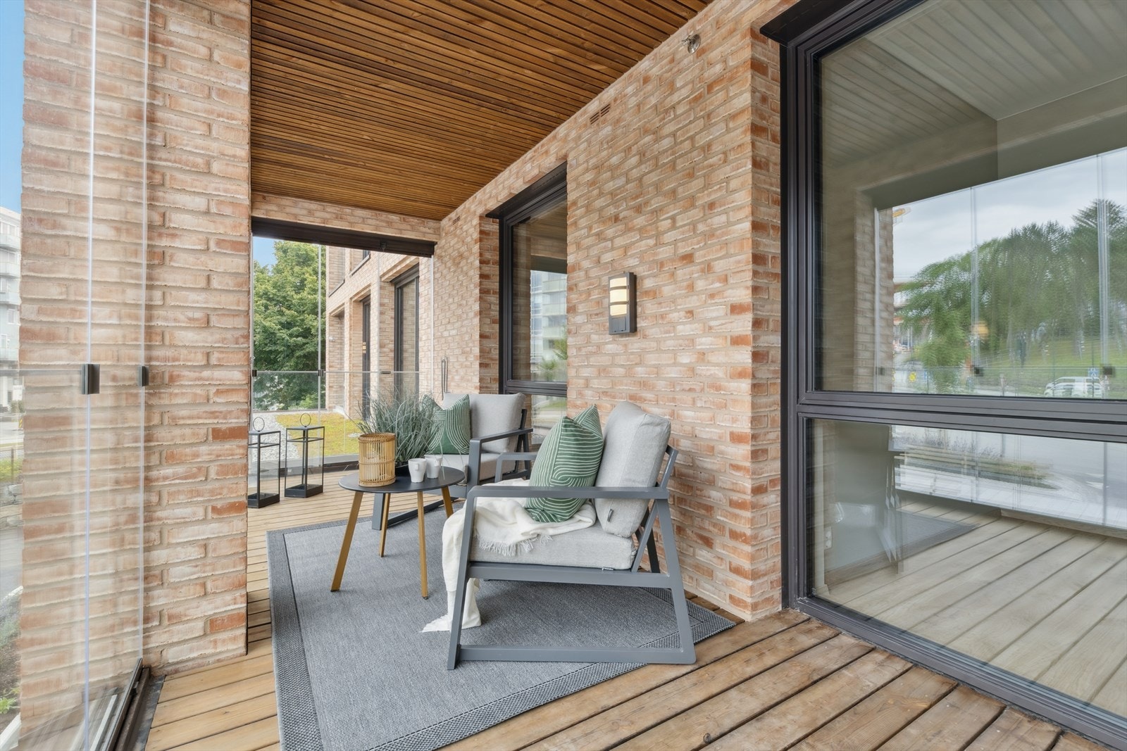 Herlig 16 kvm innglasset balkong som kan nytes. Galleribilde