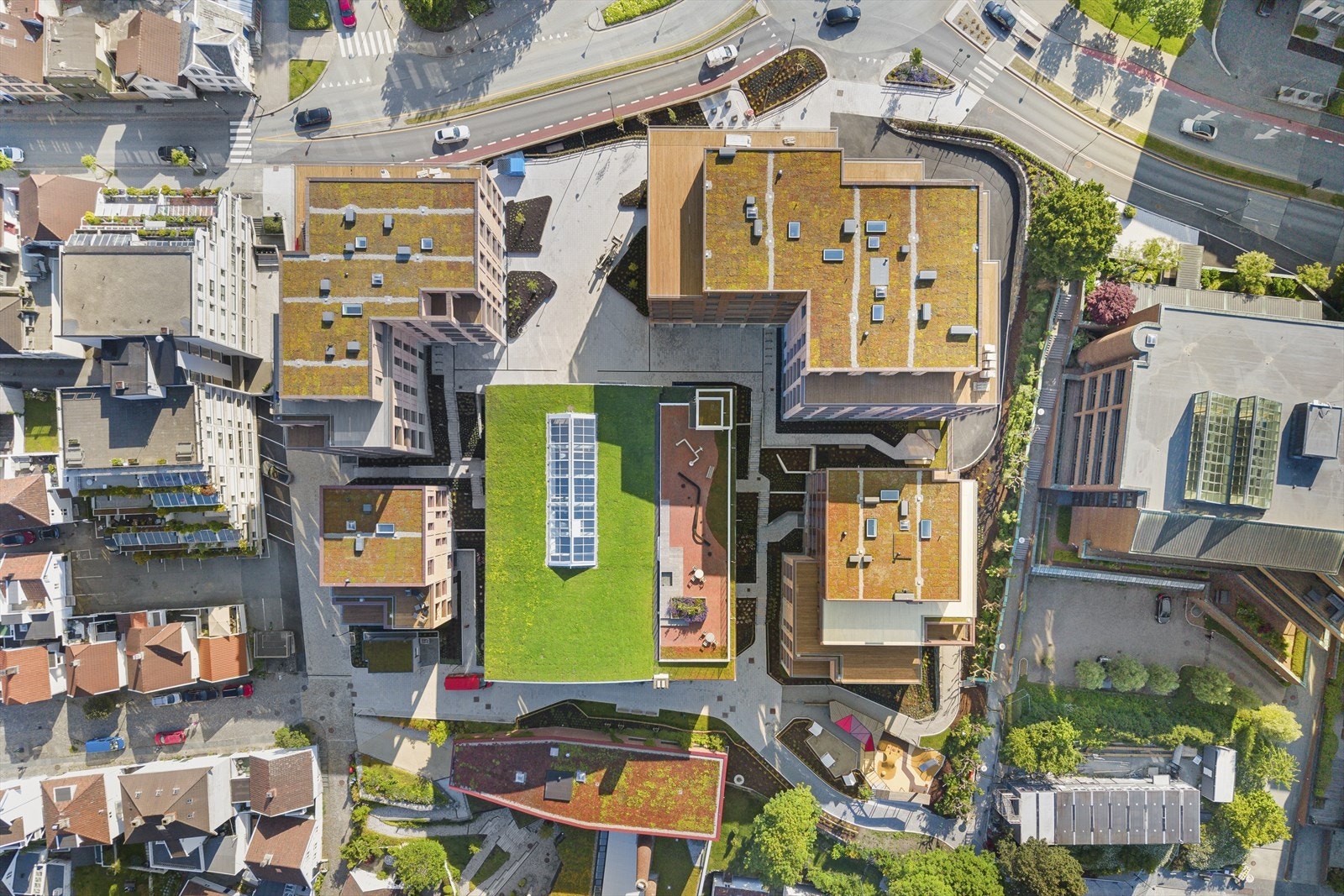 Her legges det til rette for et godt bomiljø, med lekeplass, beplantning som følger årstidene og et bilfritt tun som gir trygg ferdsel. Galleribilde