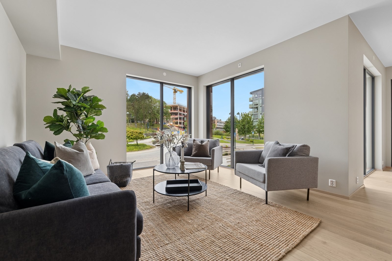 Leiligheten ligger i 2. etasje og vender mot sørvest, med en 16 kvm innglasset balkong. Galleribilde