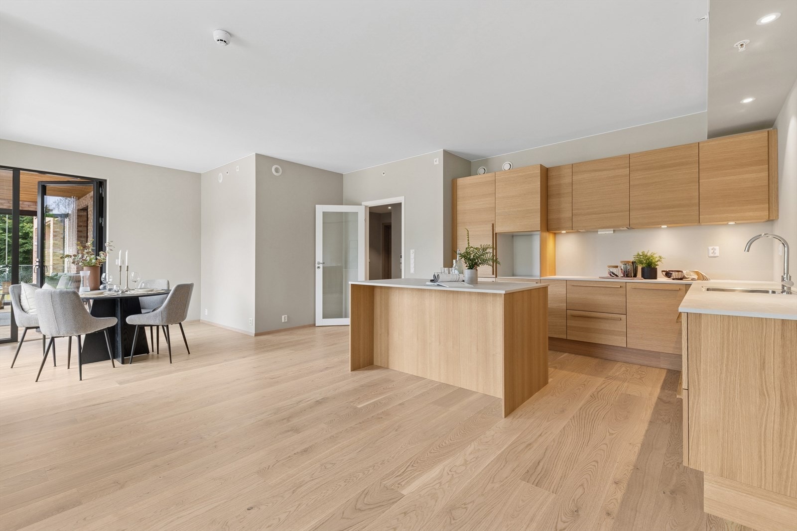 Planløsningen er optimalisert med naturlige soner for spiseplass og TV-krok. Galleribilde