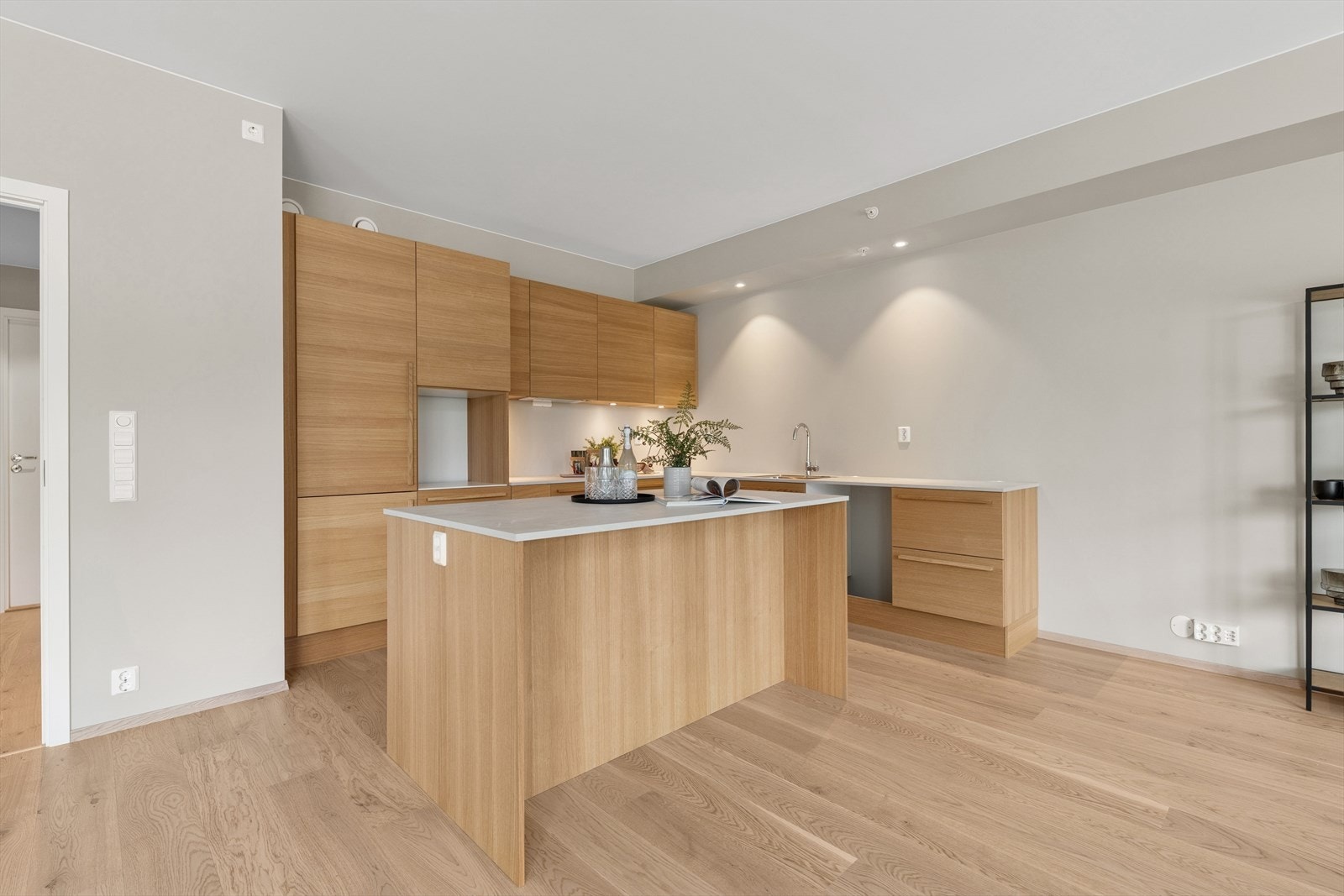 Kjøkkenet er levert av kvalitetsleverandøren SVANE og er utvidet/oppgradert med ekstra arbeidsplass og oppbevaringsplass. Galleribilde