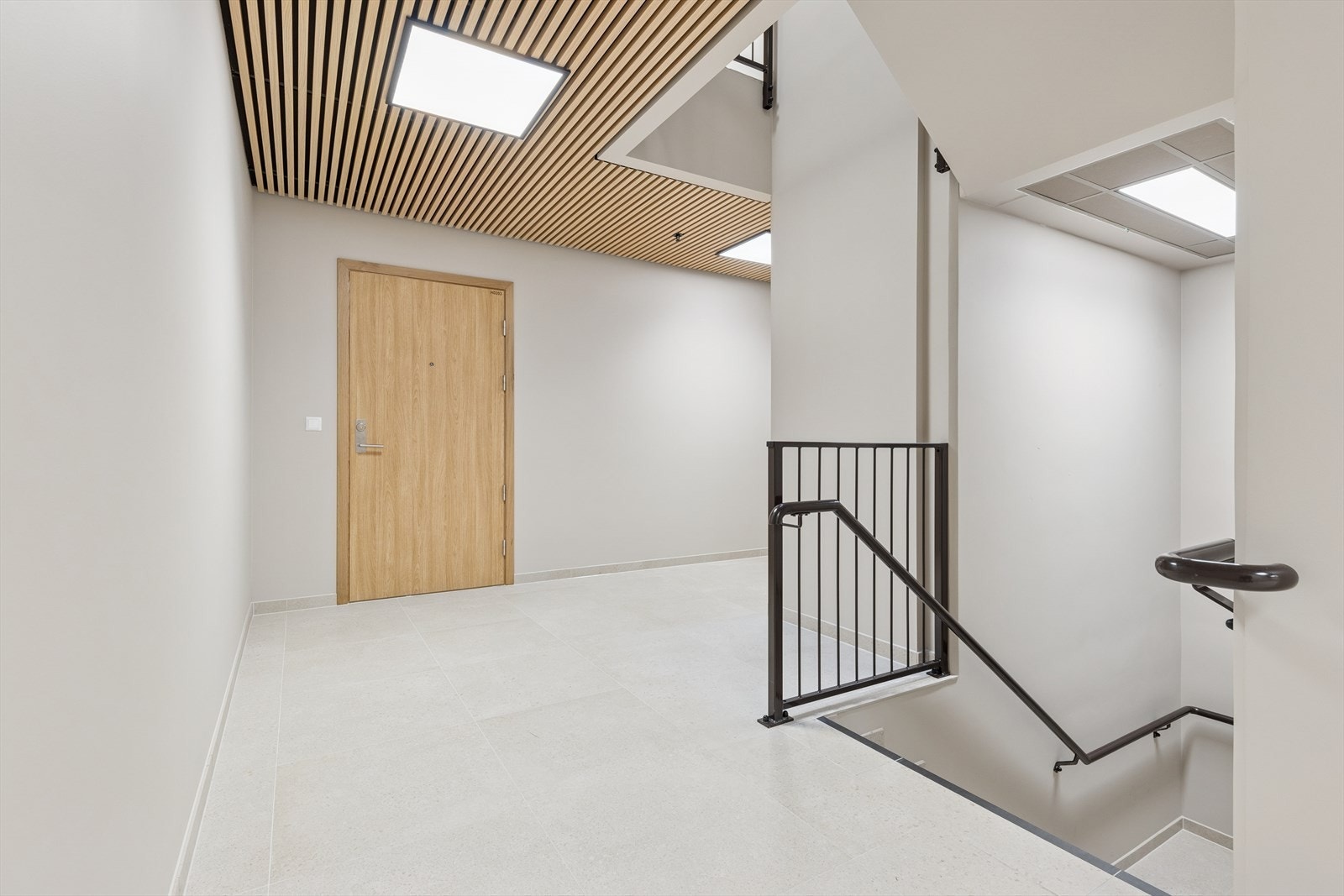 Moderne inngangsparti med spiler i taket, velholdt fellesareal etc. Like ved er det kjøpt i tillegg en bod på ca. 10 kvm for ekstra oppbevaring. Galleribilde