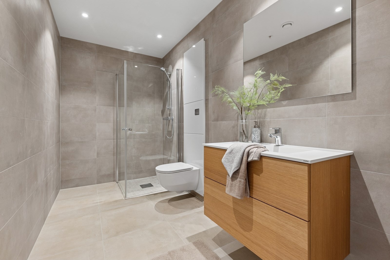 Bad nr. 2 egner seg perfekt når gjester er på besøk. Her er det også spotter i taket, lys baderomsinnredning, dusj og toalett. Galleribilde