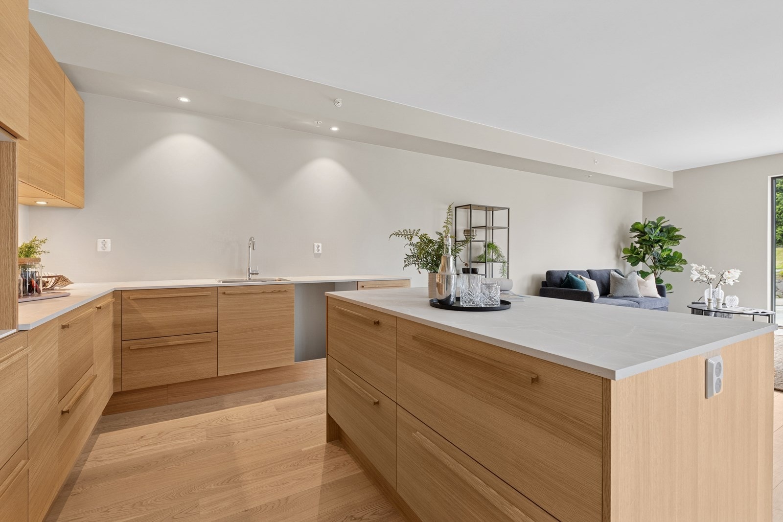 Spotter som kan justeres, kjøkken- øy for ekstra arbeidsplass og mye integrert skuffeplass. Galleribilde