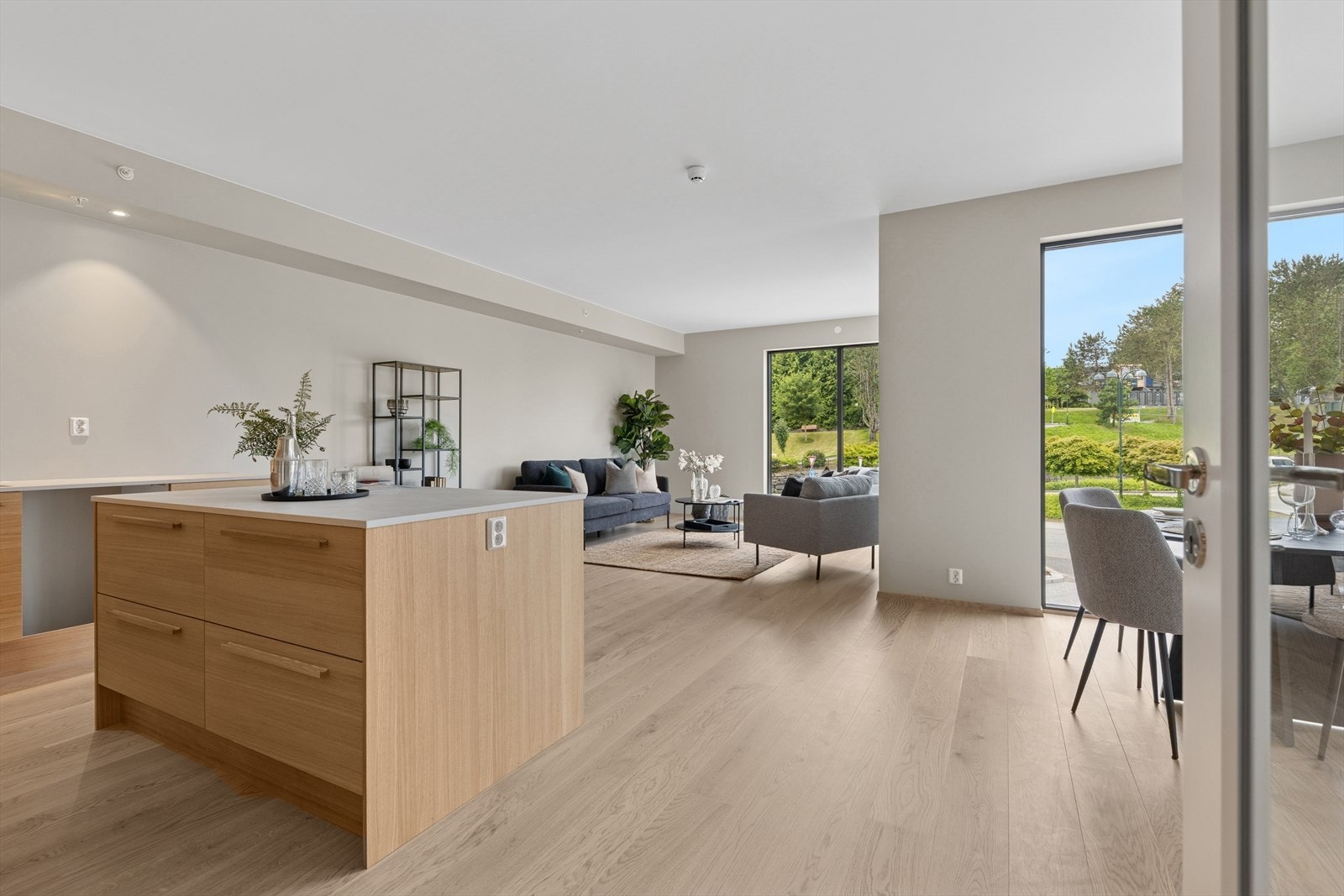 Vannbåren varme finnes i gang, stue/kjøkken og på begge bad. Galleribilde