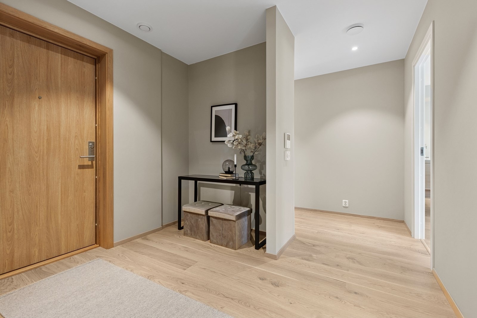 Via et lyst inngangsparti kommer du inn i en romslig gang med gode muligheter for garderobeløsninger. Galleribilde