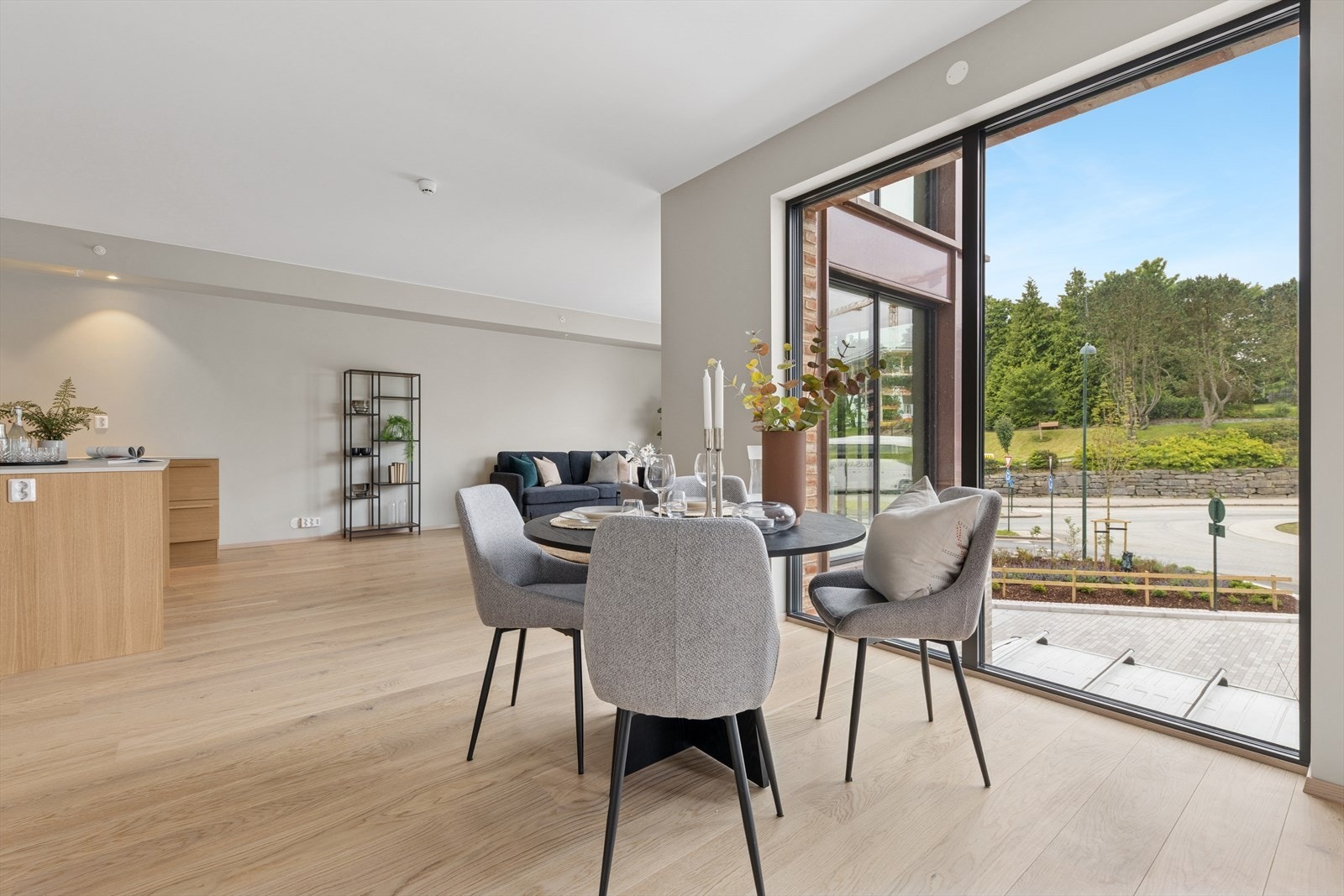 Store vindusflater slipper inn rikelig med naturliglys. Galleribilde