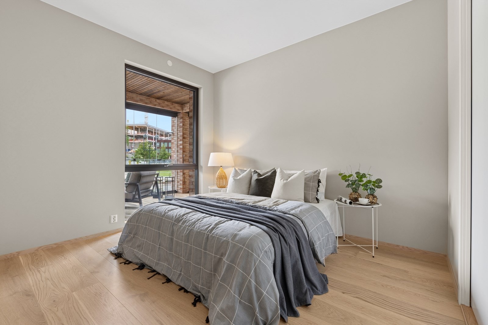 Hovedsoverommet er av stor størrelse og har en praktisk, adskilt sone som gir mulighet for en romslig garderobeløsning uten at det går på bekostning av soveplassen. Galleribilde