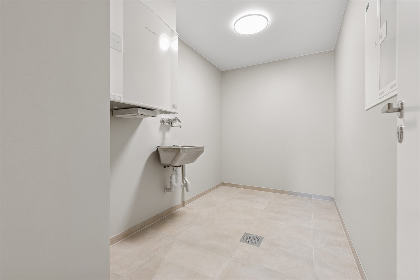 Stort vaskerom rett ved, med utslagsvask og naturligvis opplegg for vaskemaskin og tørk. Galleribilde