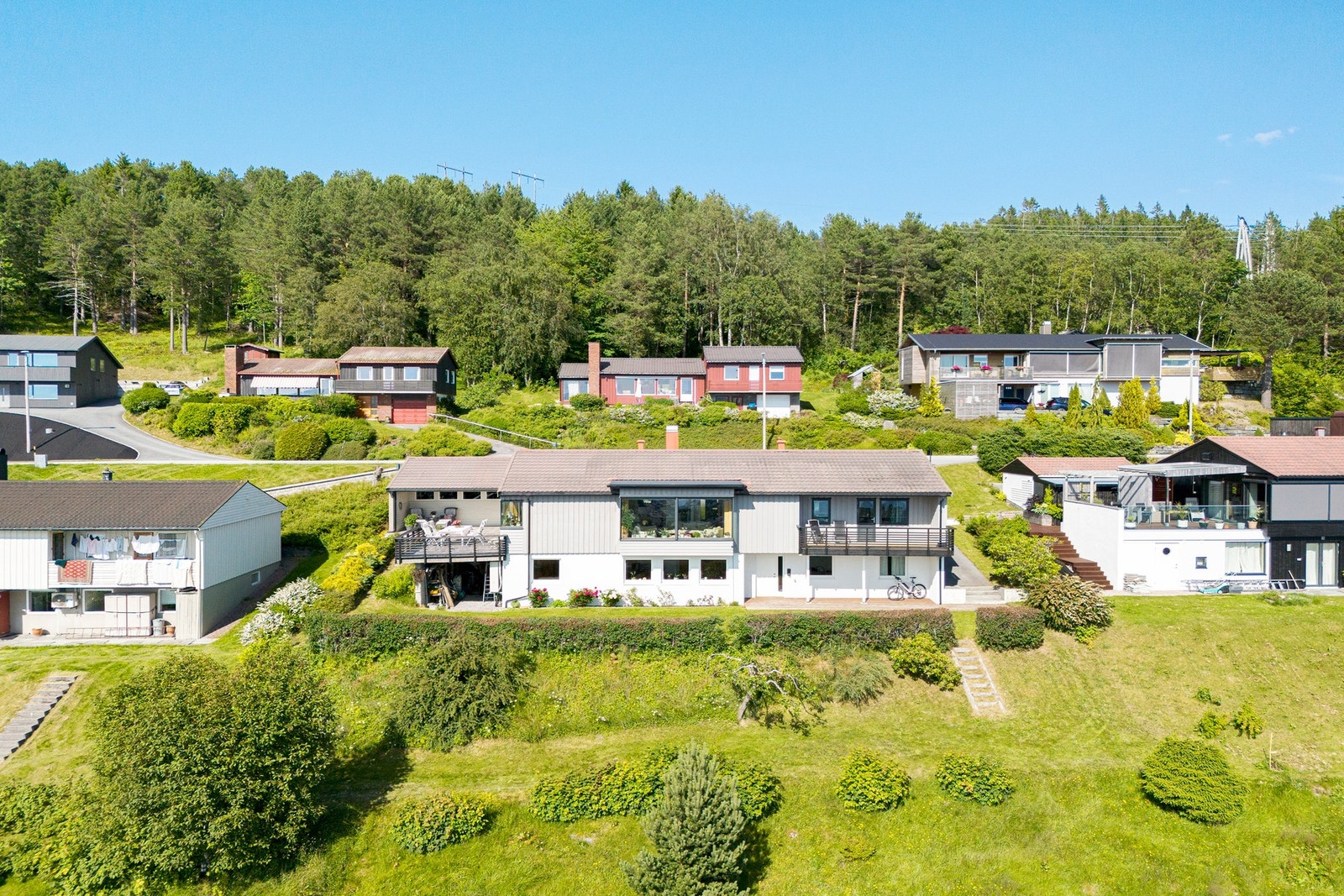 Taktekkingen på hovedtaket er fra ca. 2001. Taktekkingen over karnappet er fra 2025. Galleribilde