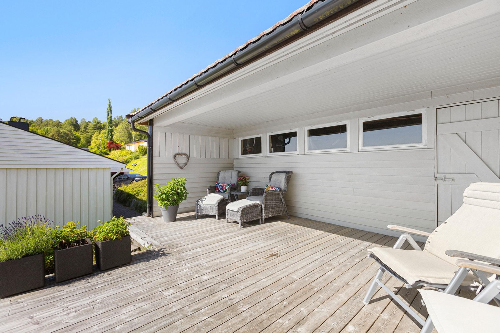 Mot vest er det stor terrasse med delvis takoverbygg. Galleribilde