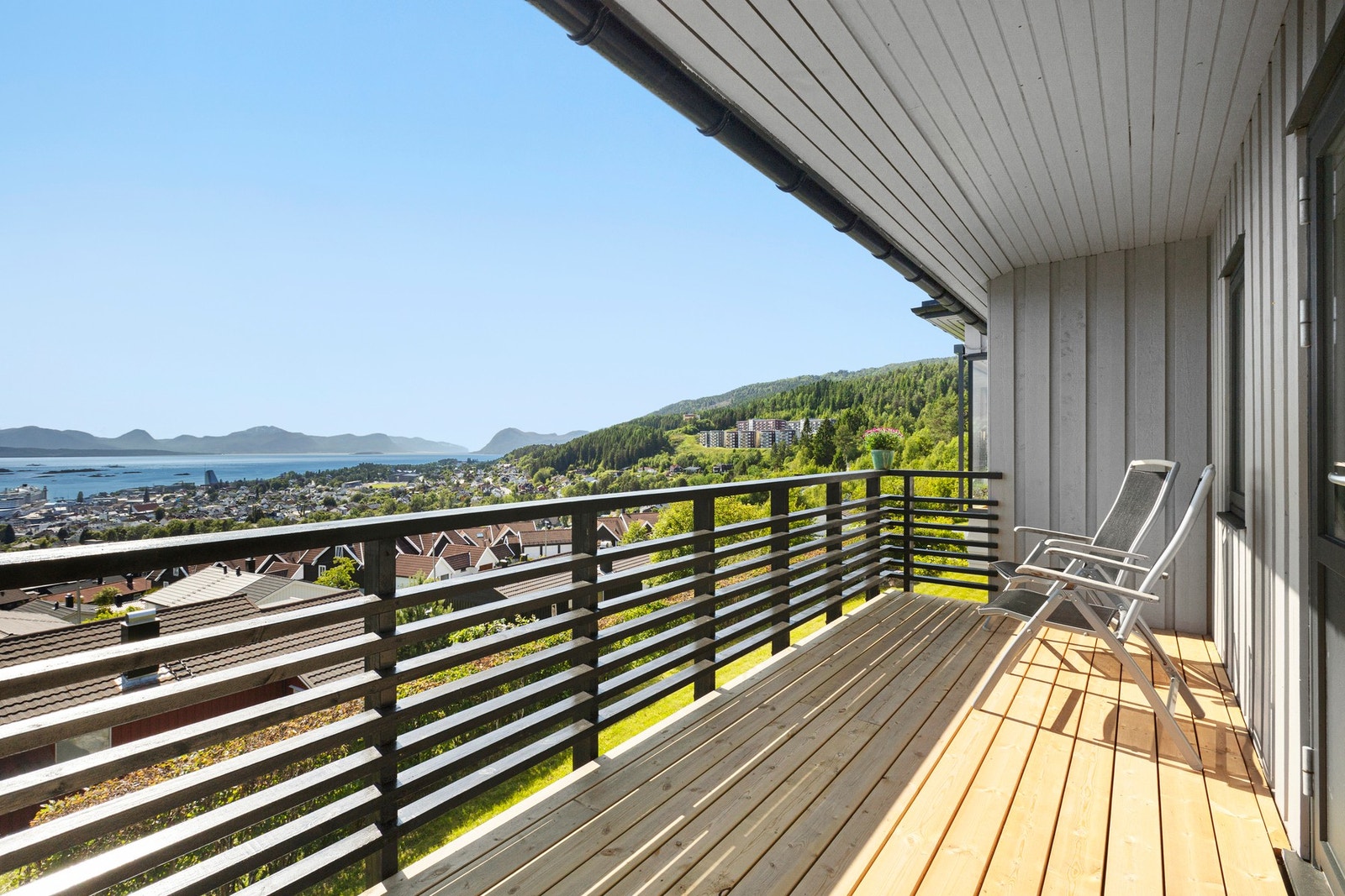 Mot sør er det romslig balkong. Galleribilde