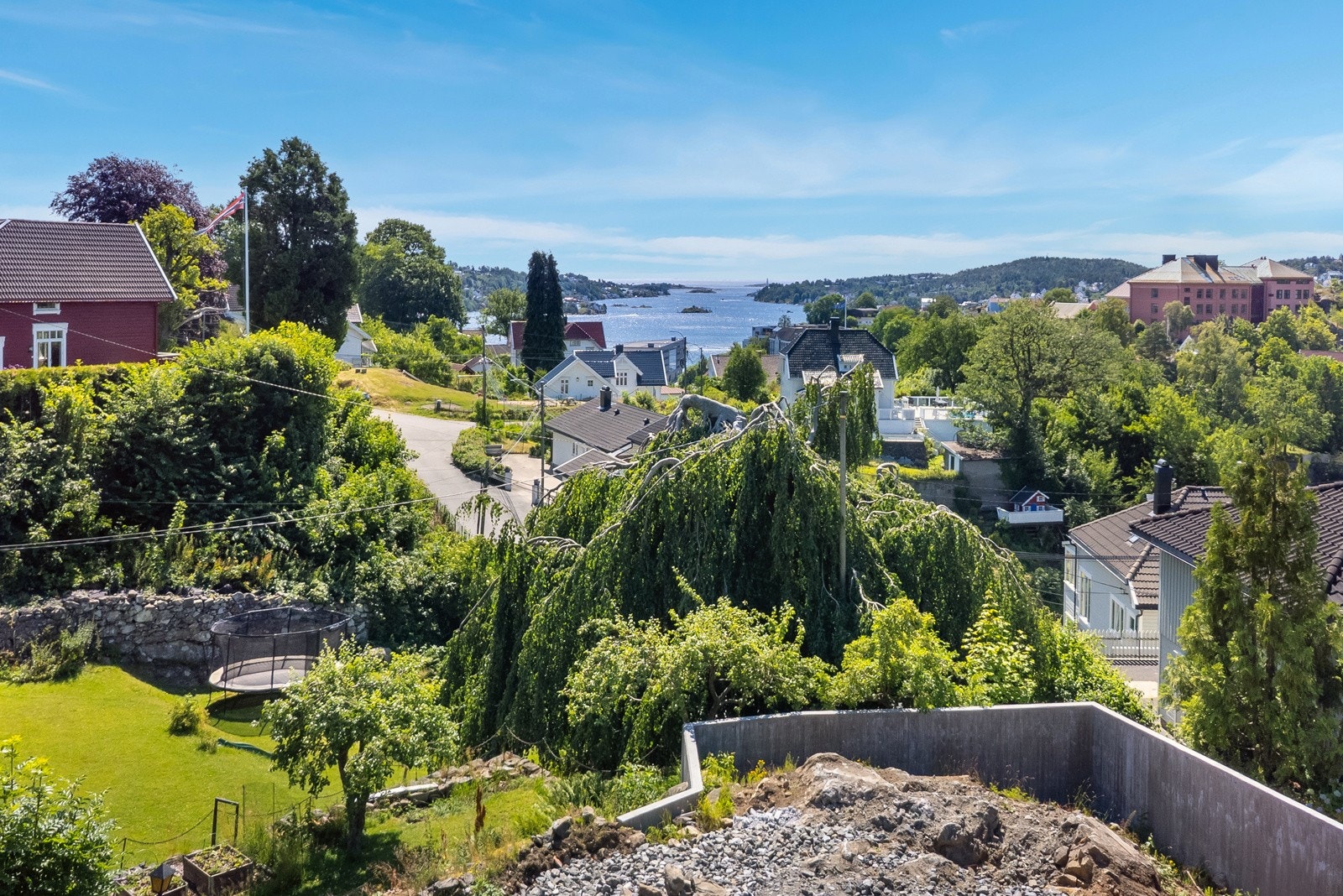 Tomt med godkjente byggetegninger til enebolig og garasje på 48 kvm. Galleribilde