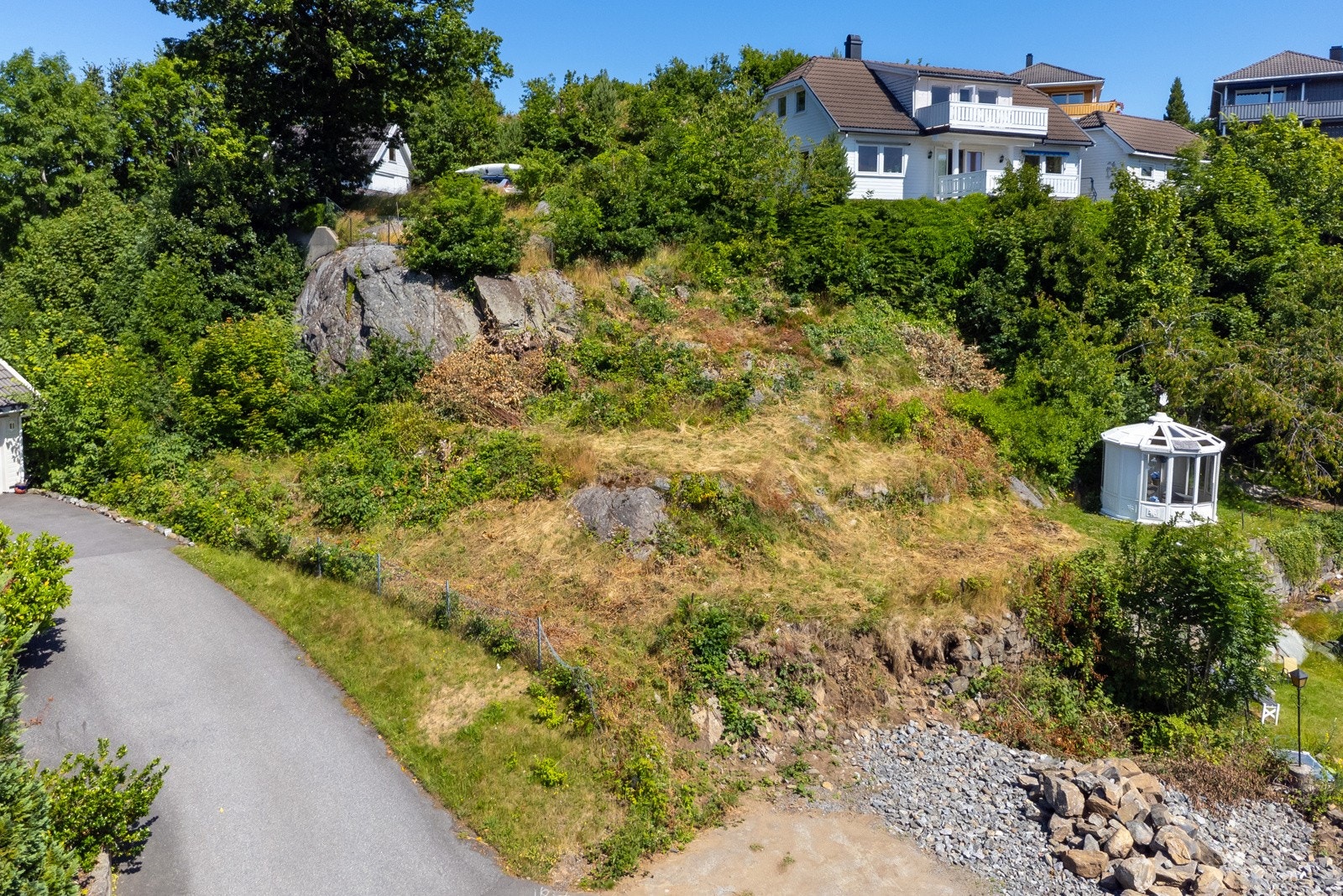 Det er lagt inn vann, avløp og strøm til tomta. Galleribilde