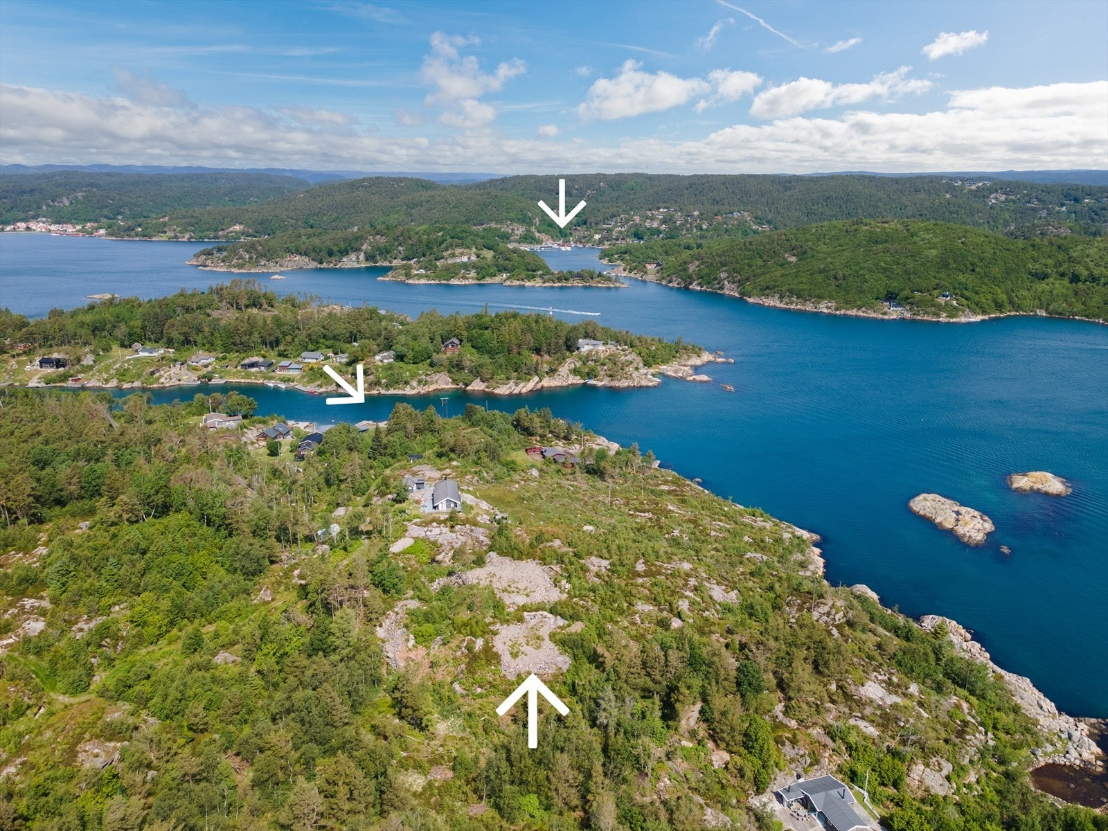 Det er kort vei fra båtplass og parkering i Jensebukta hvor det er muligheter for leie/kjøp Galleribilde