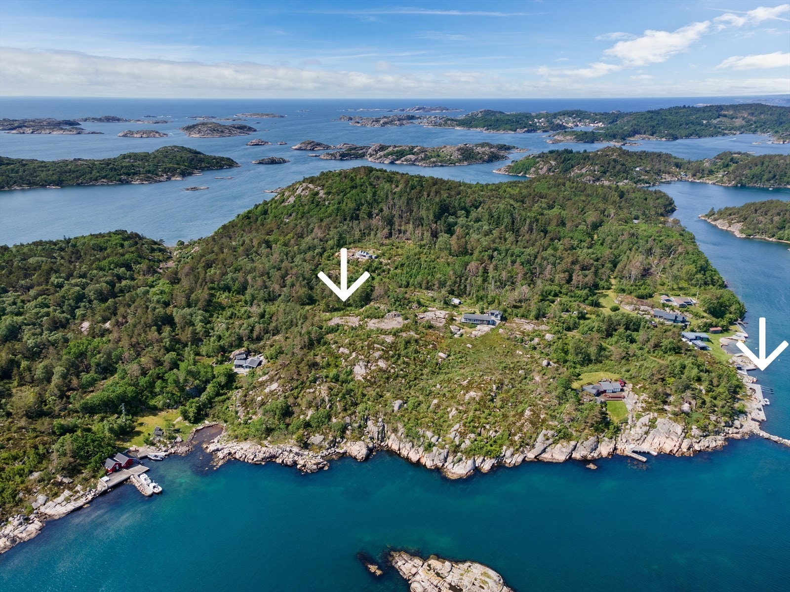 Velkommen til Landøy 35 - flott beliggenhet øverst i feltet med muligheter for båtplass i sundet mellom Landøy og Langøy Galleribilde