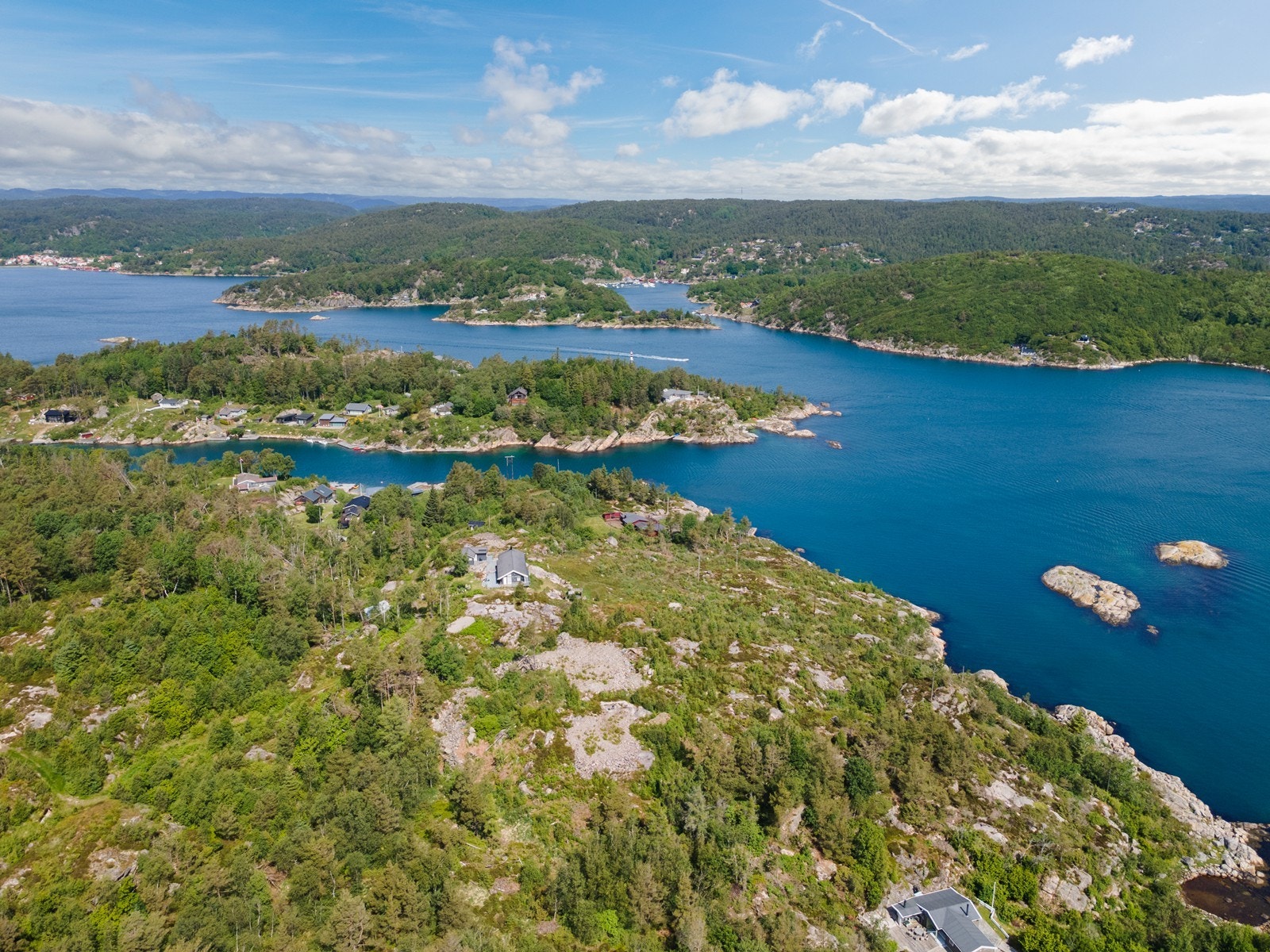 Det er kort vei fra båtplass og parkering i Jensebukta hvor det er muligheter for leie/kjøp Galleribilde