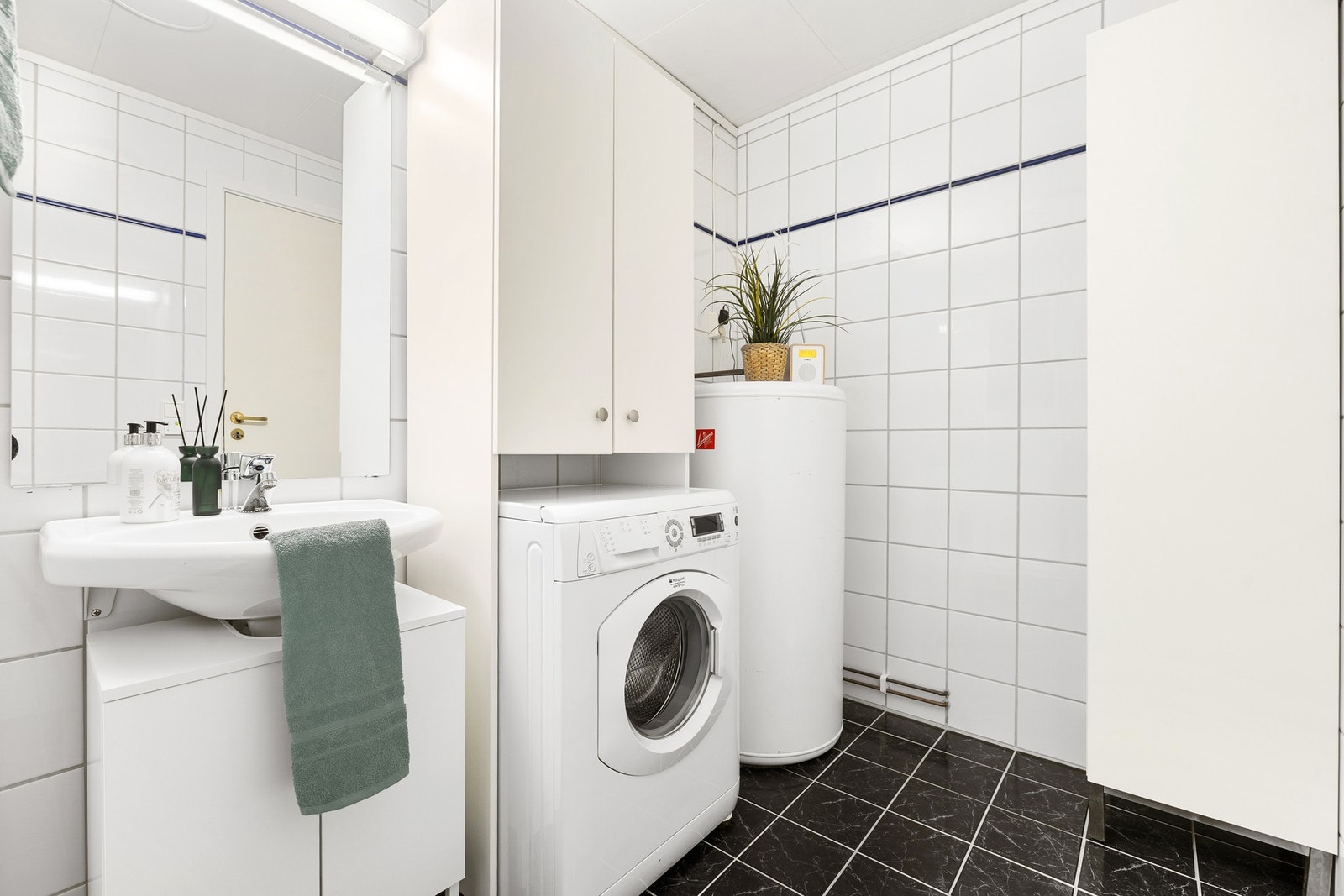 Fra soverommet har man tilhørende bad som ble pusset opp i år 2000. Galleribilde